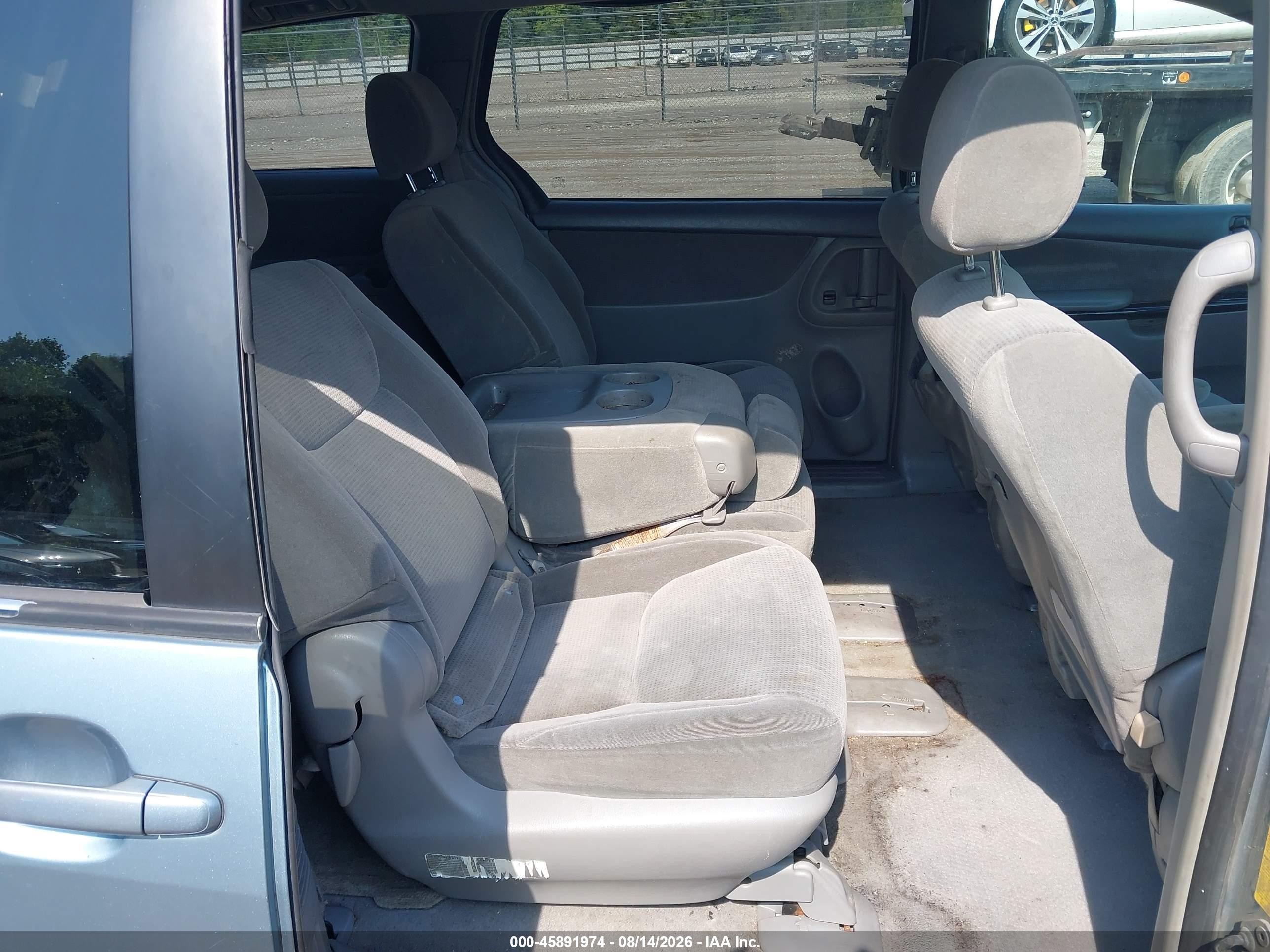 2004 Toyota Sienna Le Light Blue vin: 5TDZA23C64S220560