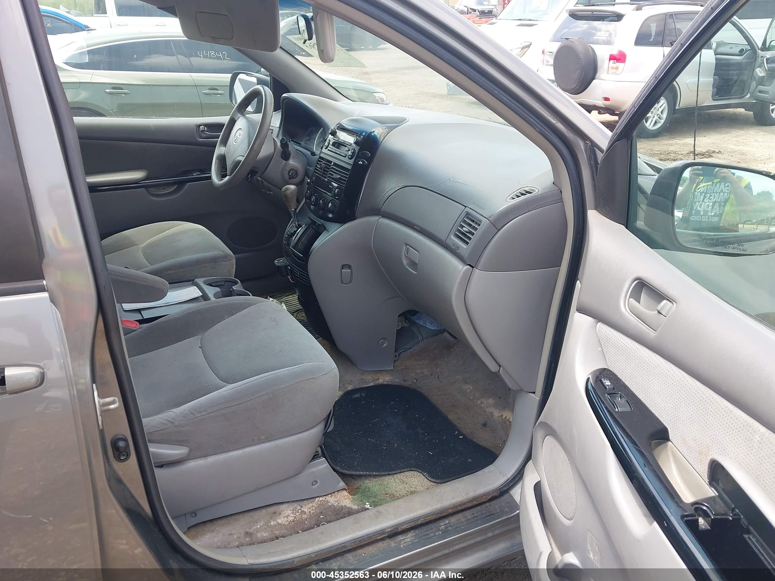 2005 Toyota Sienna Le Gray vin: 5TDZA23C65S282638