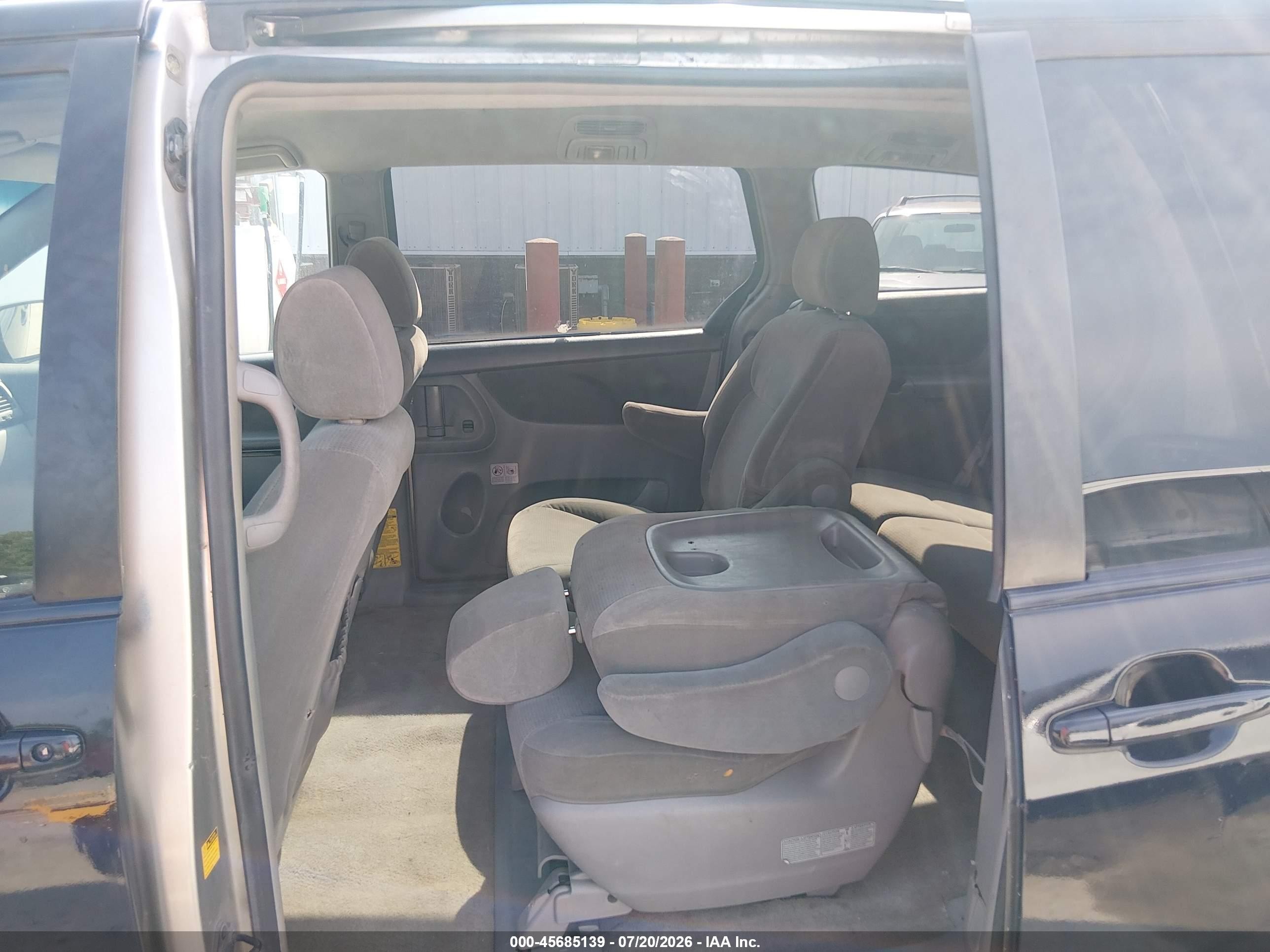 2005 Toyota Sienna Le Blue vin: 5TDZA23C65S290304