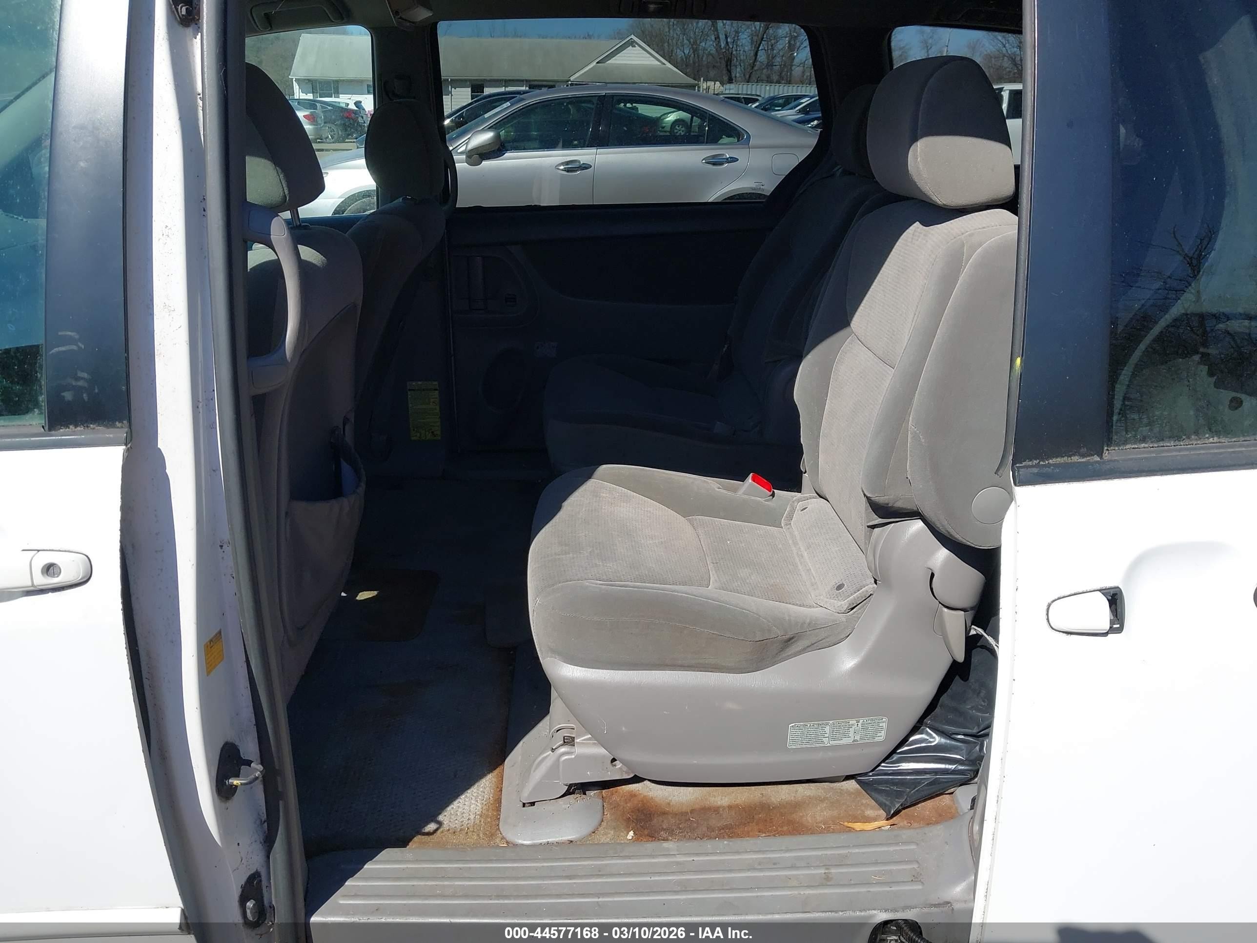 2005 Toyota Sienna Le White vin: 5TDZA23C65S358326