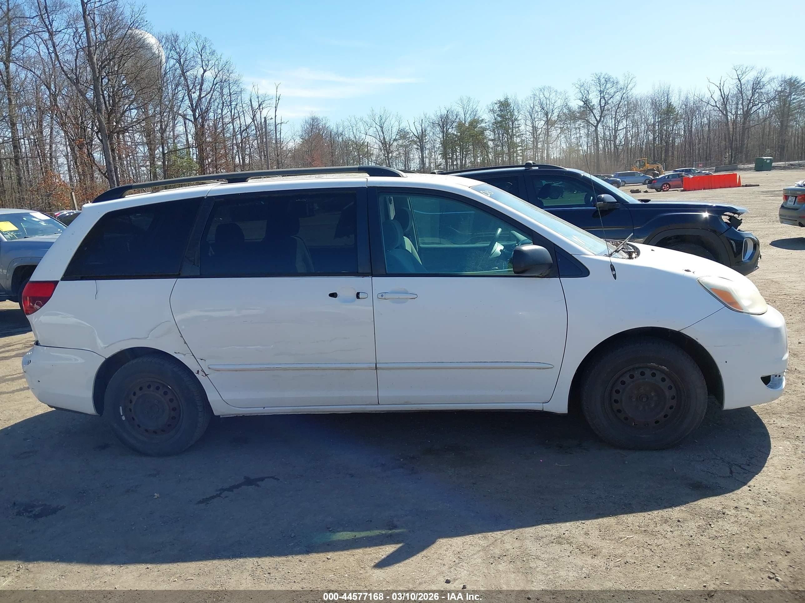 2005 Toyota Sienna Le White vin: 5TDZA23C65S358326