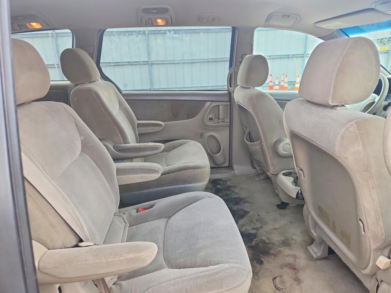 2004 Toyota Sienna Le 7 Passenger Maroon vin: 5TDZA23C74S055246