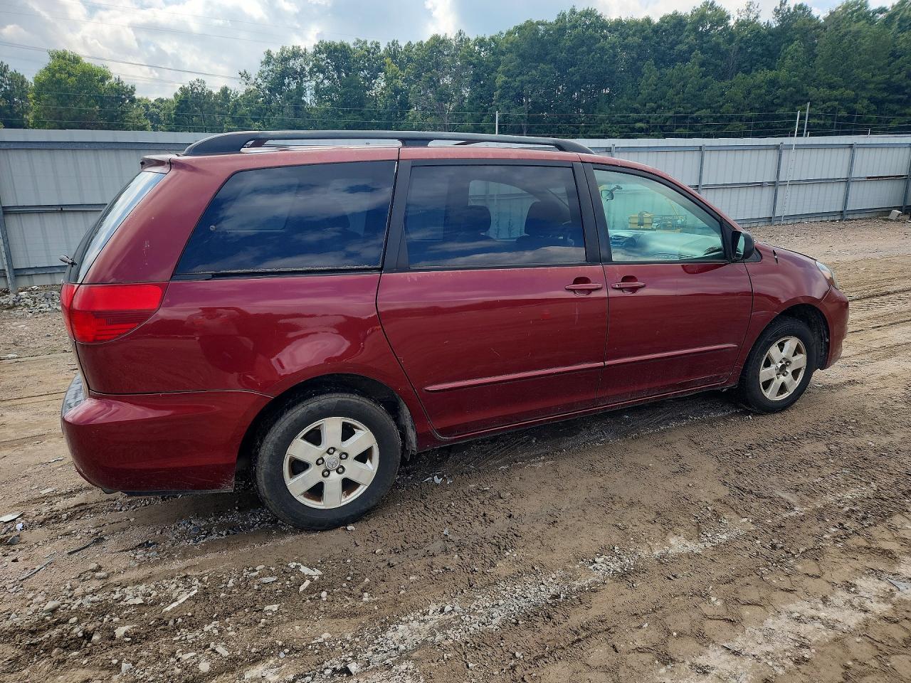 2004 Toyota Sienna Le 7 Passenger Maroon vin: 5TDZA23C74S055246