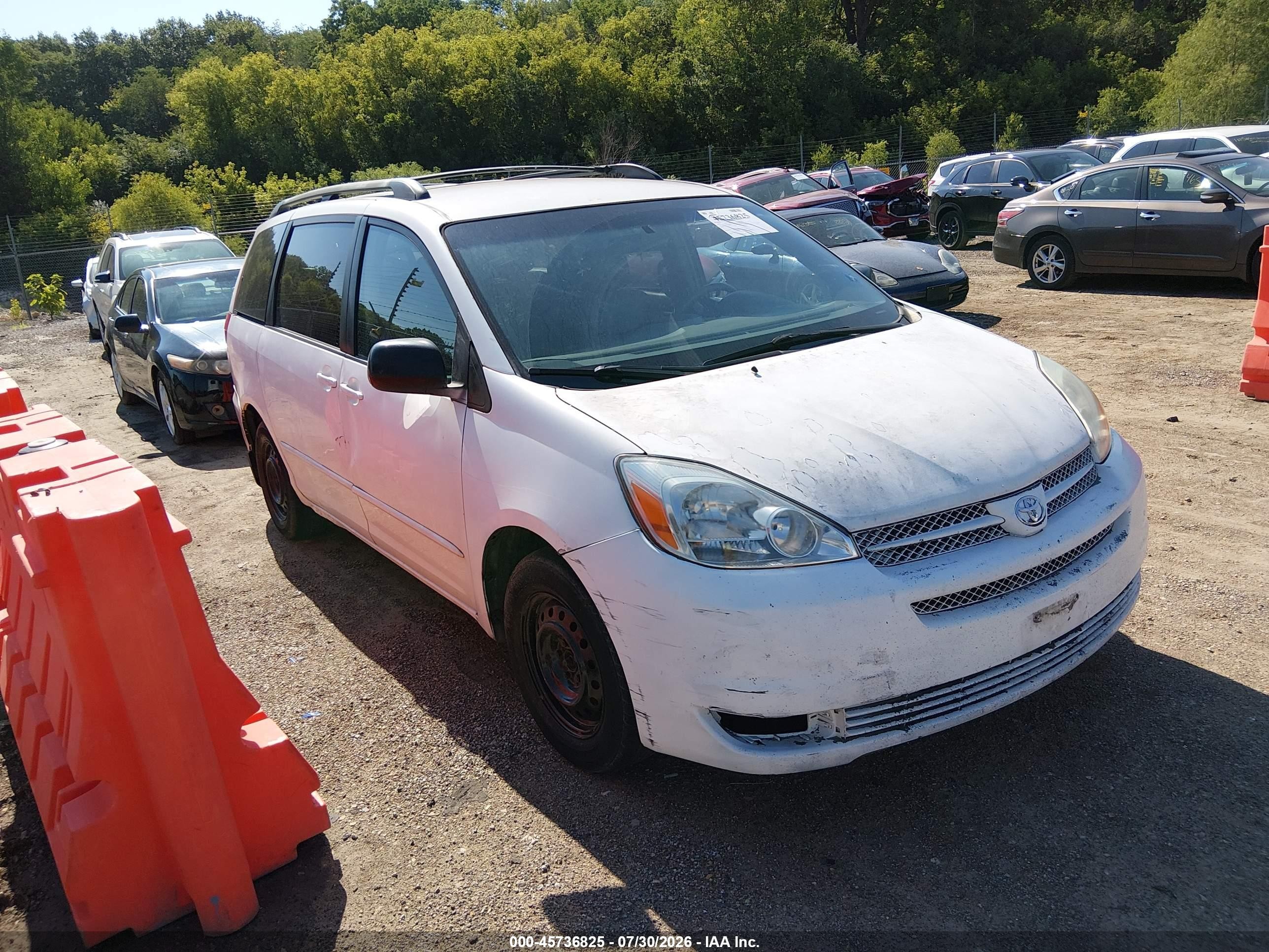 2004 Toyota Sienna Le White vin: 5TDZA23C74S066411