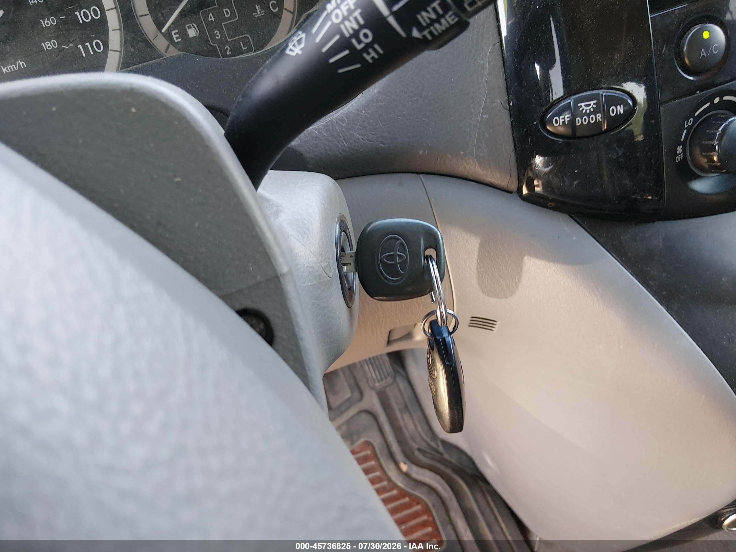 2004 Toyota Sienna Le Белый vin: 5TDZA23C74S066411