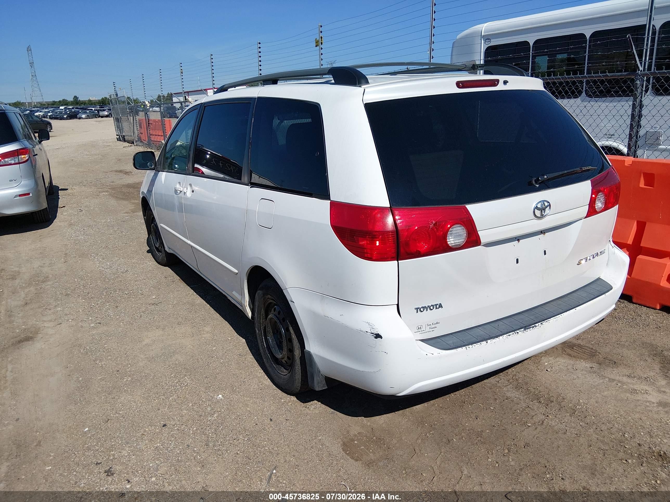 2004 Toyota Sienna Le Белый vin: 5TDZA23C74S066411