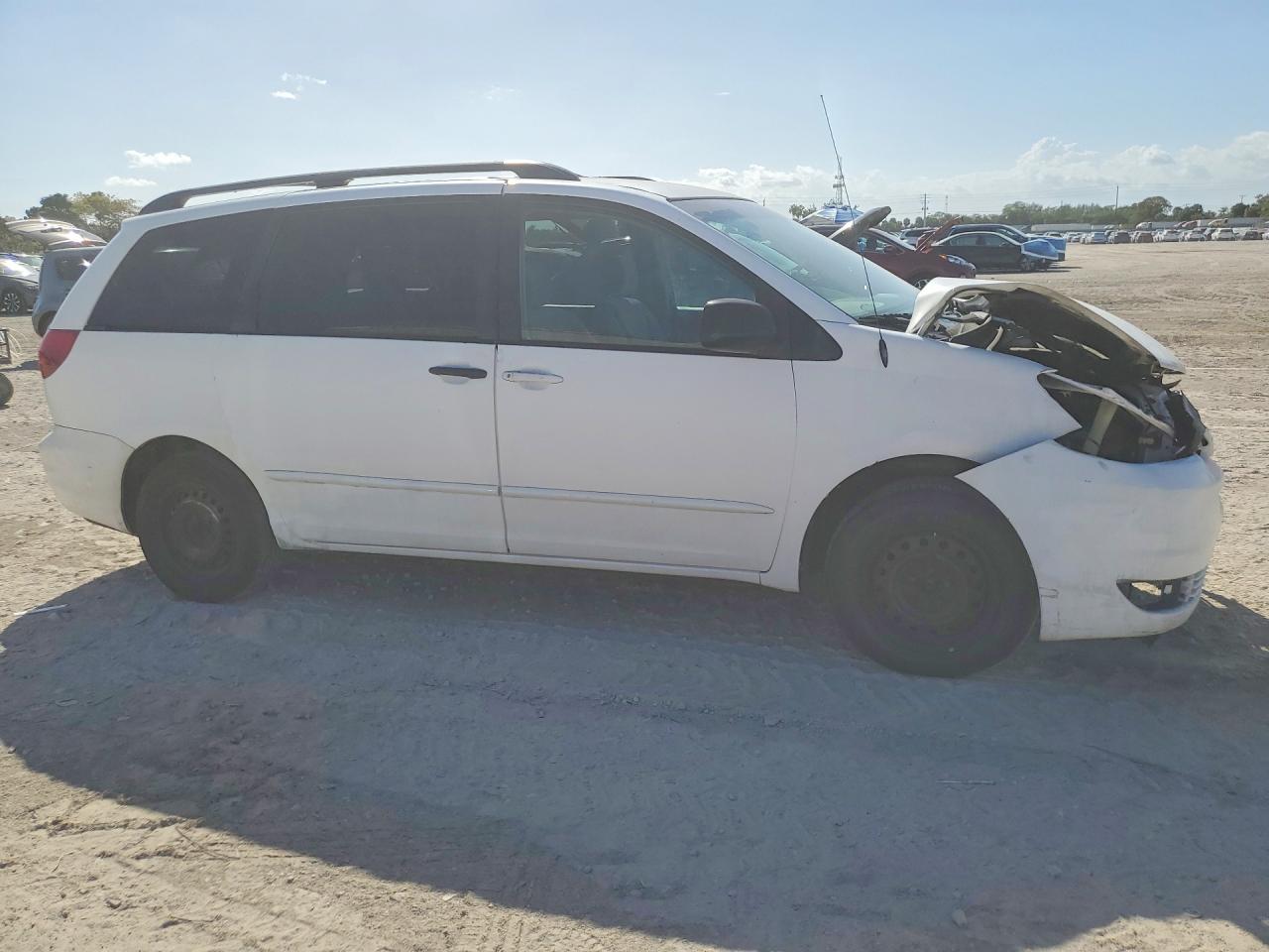 2004 Toyota Sienna Le 8 Passenger White vin: 5TDZA23C74S074721