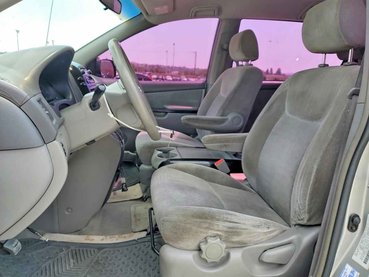 2004 Toyota Sienna Ce 8 Passenger Серебряный vin: 5TDZA23C74S077599