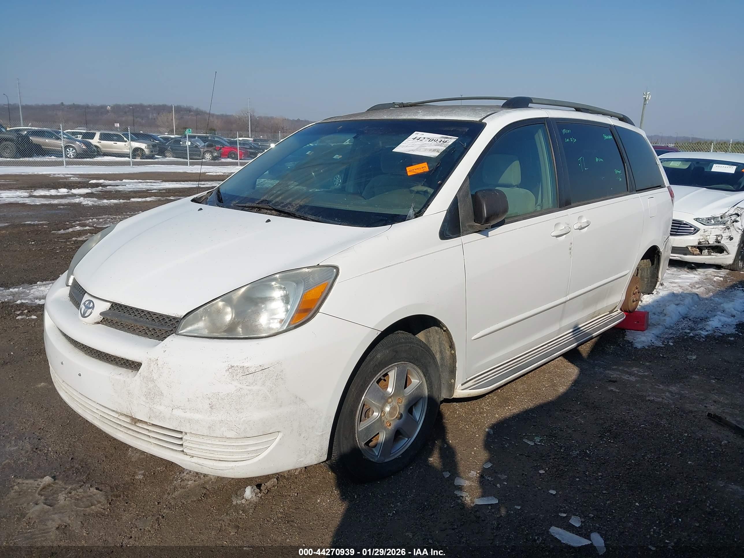 2004 Toyota Sienna Le White vin: 5TDZA23C74S101447