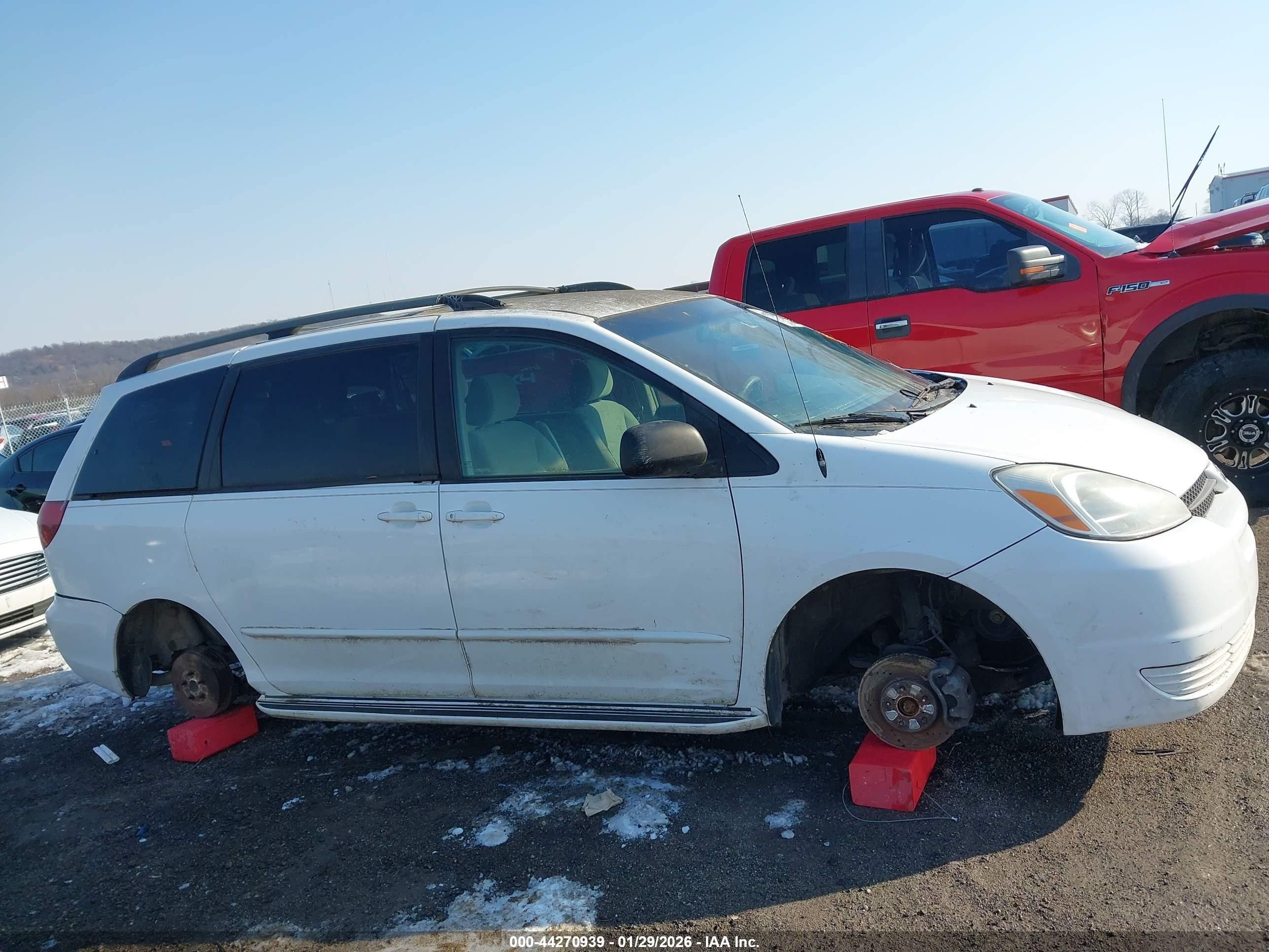 2004 Toyota Sienna Le White vin: 5TDZA23C74S101447