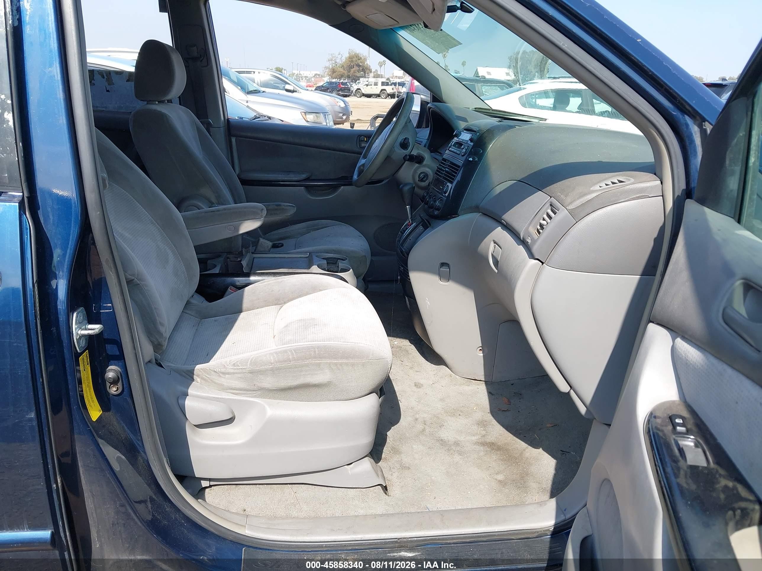 2004 Toyota Sienna Le Blue vin: 5TDZA23C74S110018