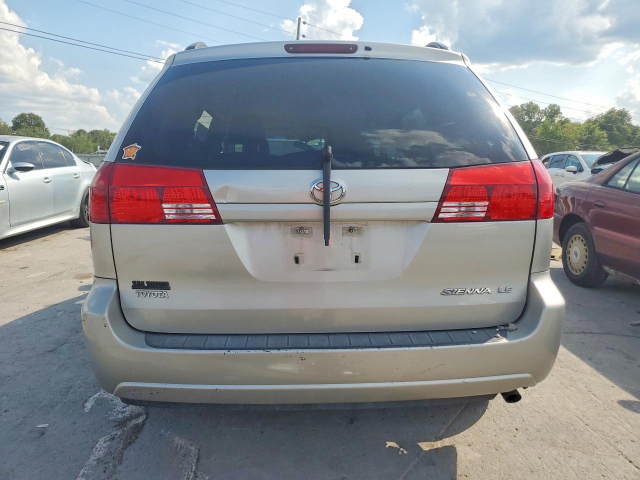 2004 Toyota Sienna Le 7 Passenger Silver vin: 5TDZA23C74S148171
