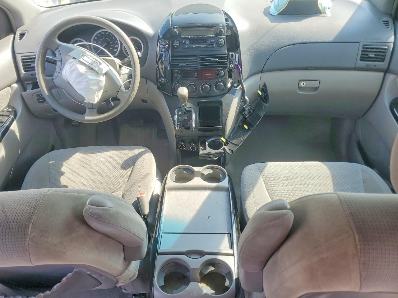 2004 Toyota Sienna Le 7 Passenger Silver vin: 5TDZA23C74S148171