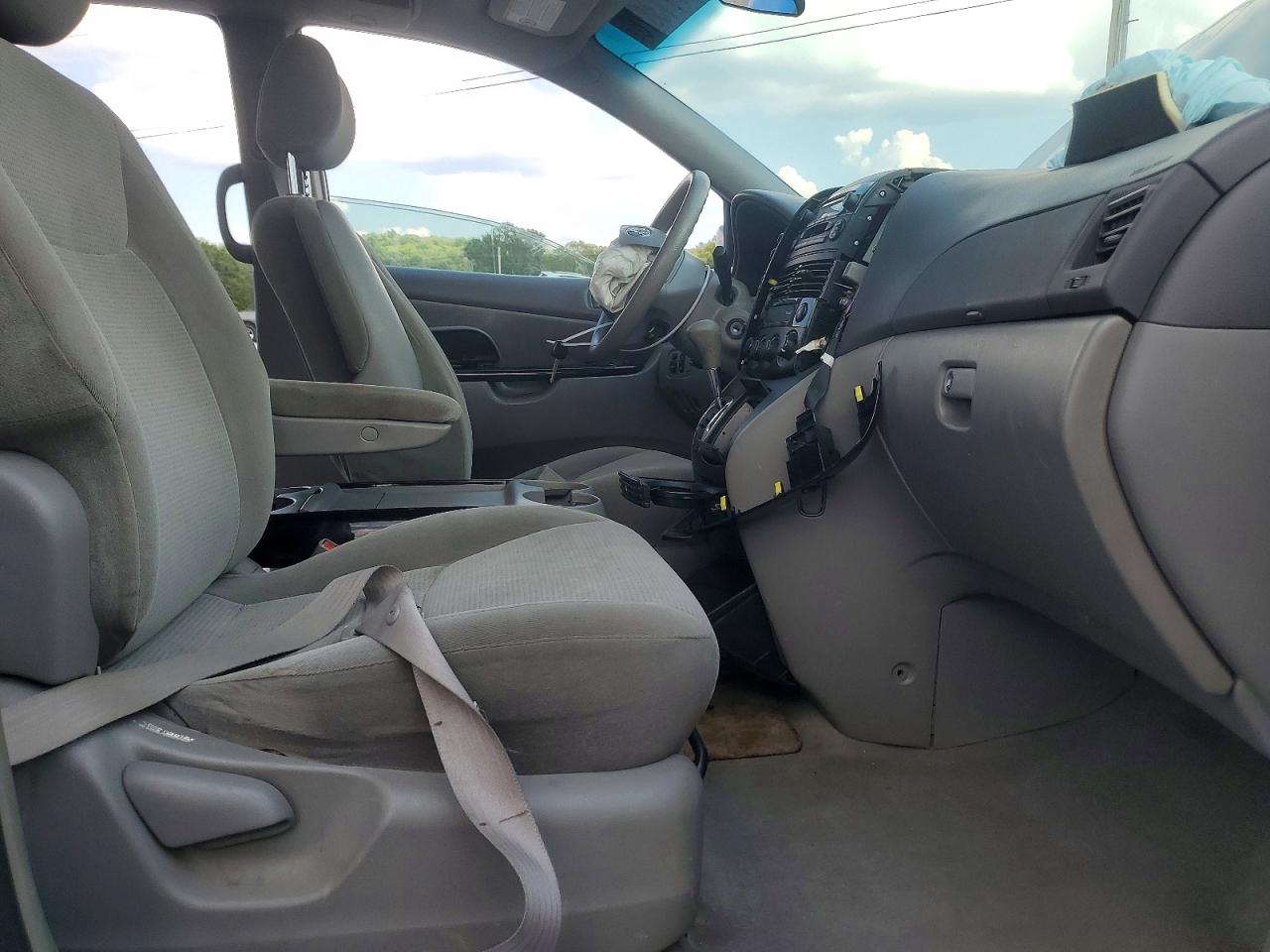 2004 Toyota Sienna Le 7 Passenger Silver vin: 5TDZA23C74S148171