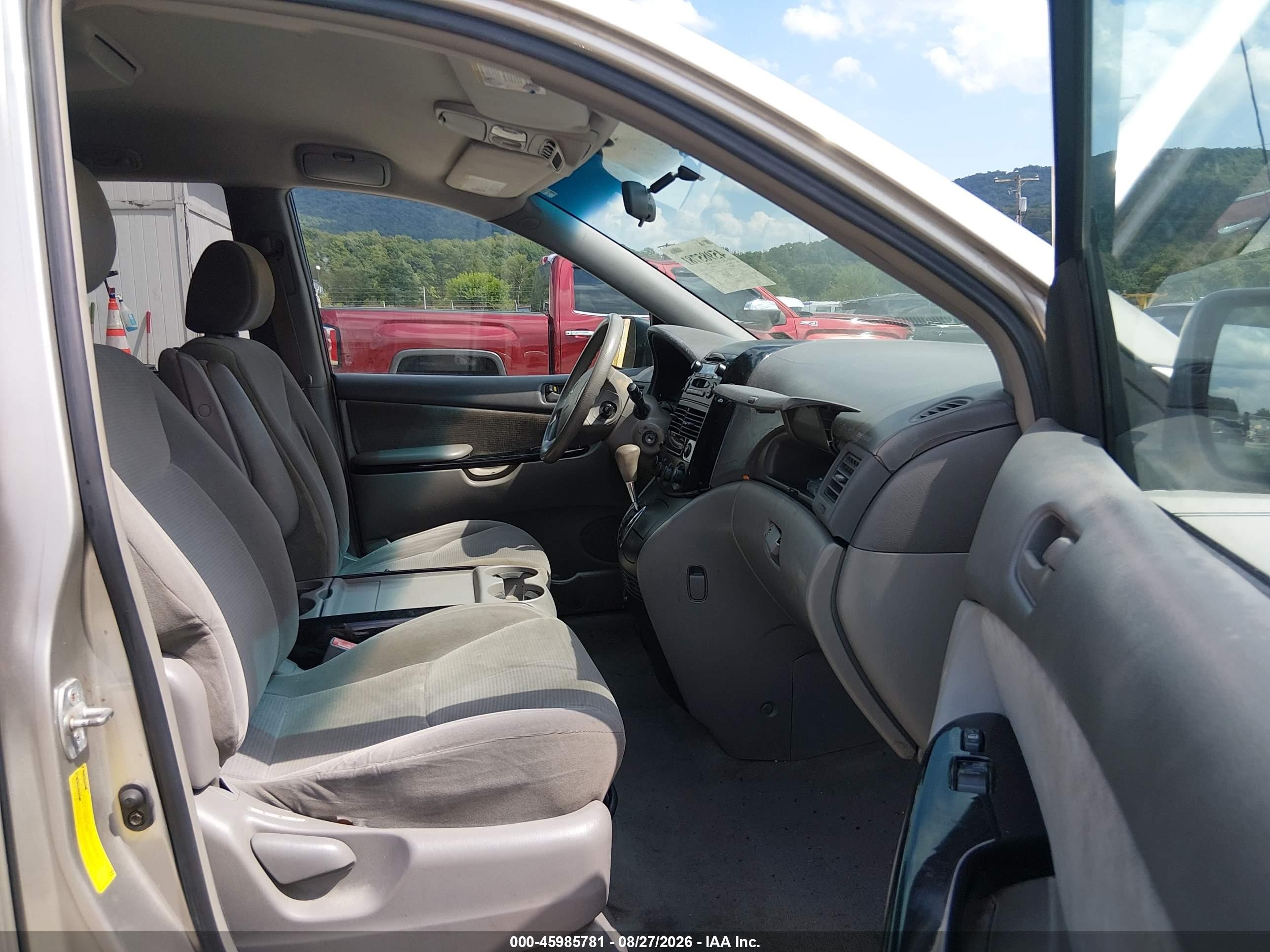 2004 Toyota Sienna Le Silver vin: 5TDZA23C74S201810