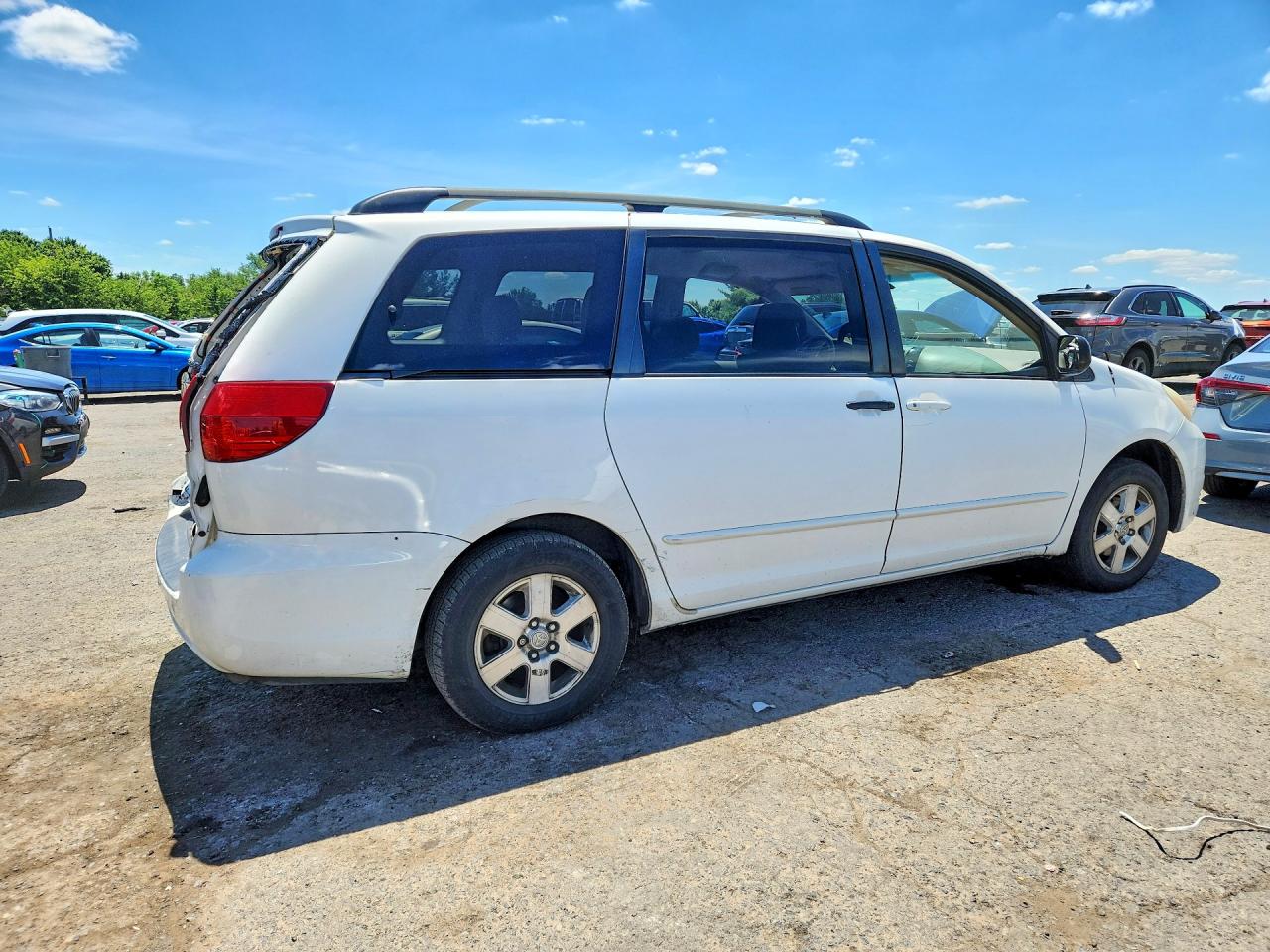 2005 Toyota Sienna Le 8 Passenger Белый vin: 5TDZA23C75S263614