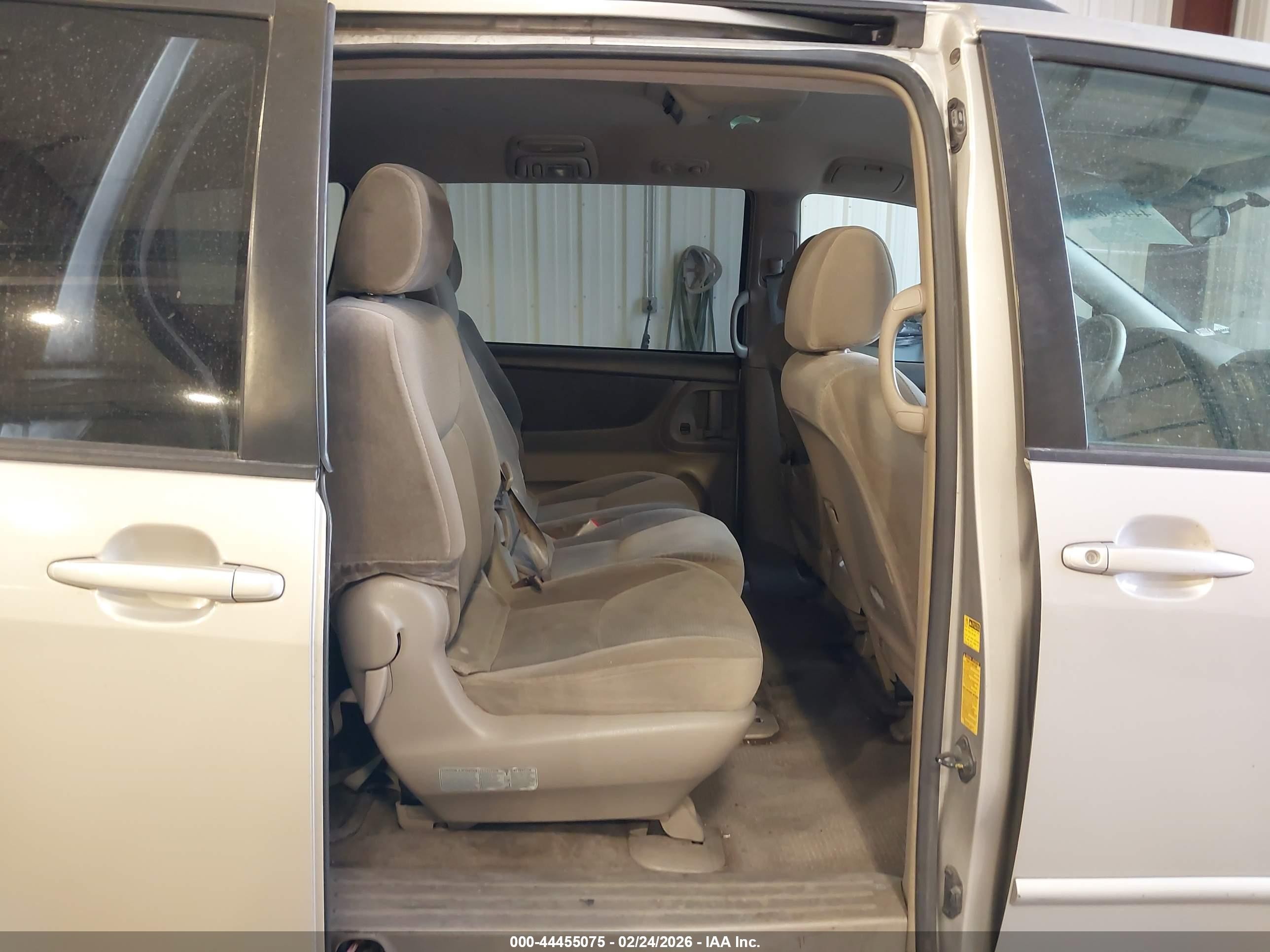 2005 Toyota Sienna Le Серебряный vin: 5TDZA23C75S265590