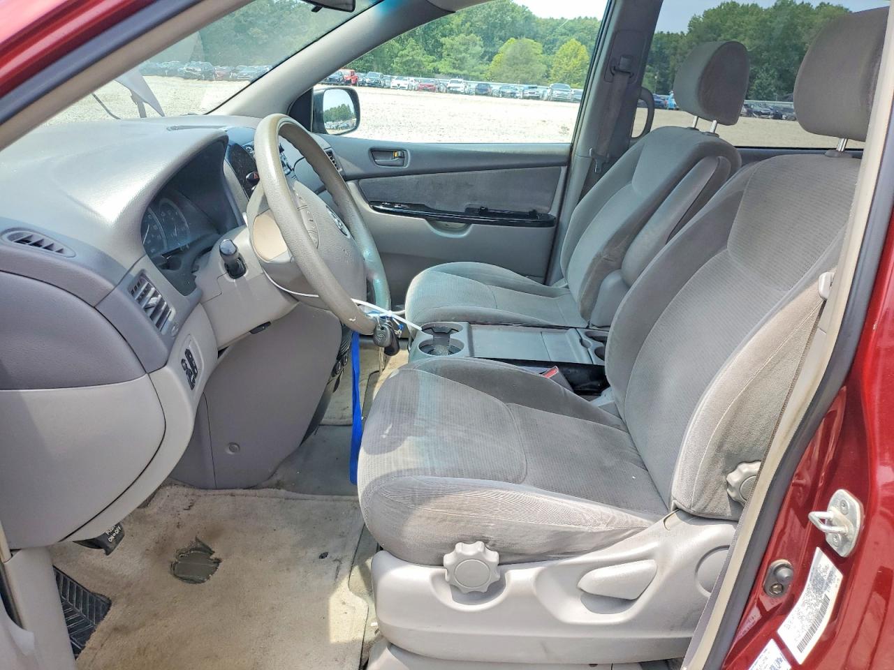 2004 Toyota Sienna Le 7 Passenger Red vin: 5TDZA23C84S046863