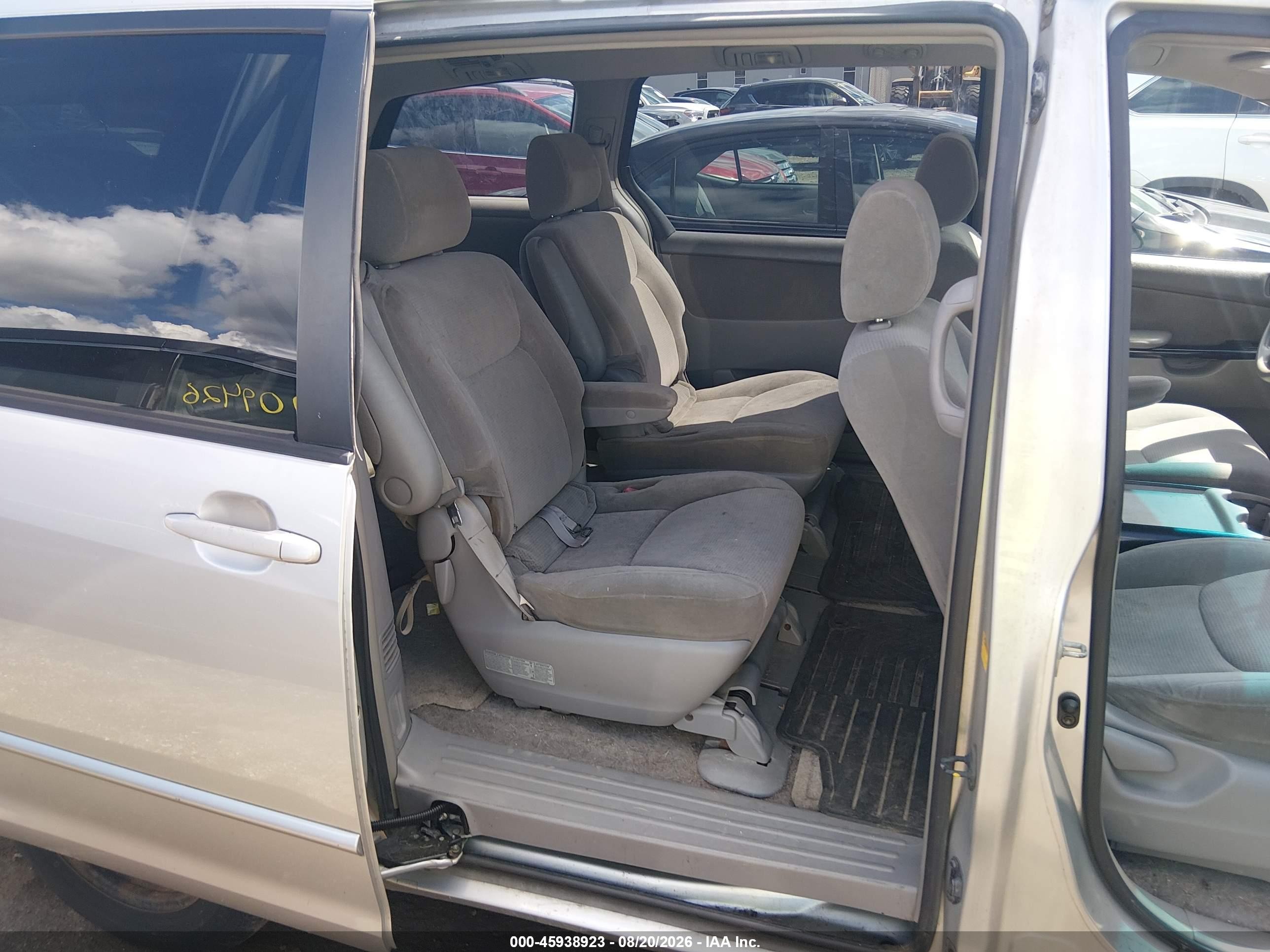 2004 Toyota Sienna Le Gray vin: 5TDZA23C84S052937