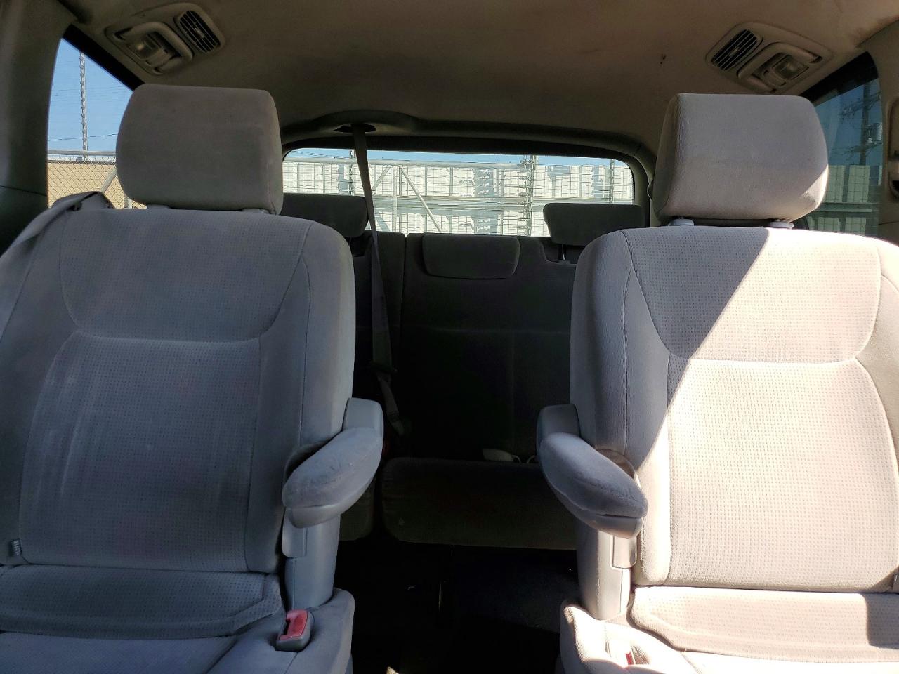 2004 Toyota Sienna Le 7 Passenger Gray vin: 5TDZA23C84S089504