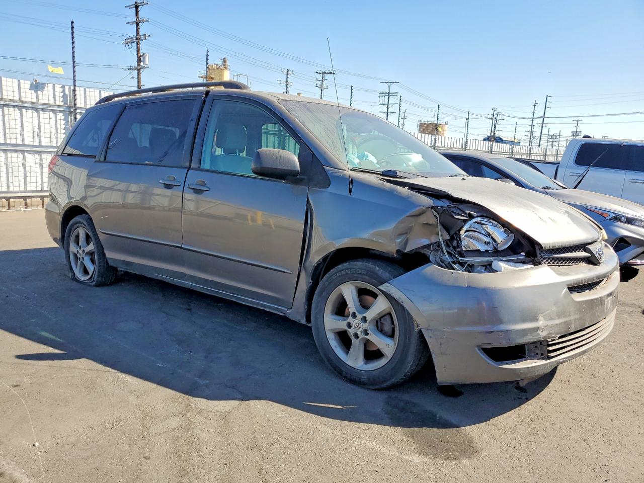 2004 Toyota Sienna Le 7 Passenger Gray vin: 5TDZA23C84S089504