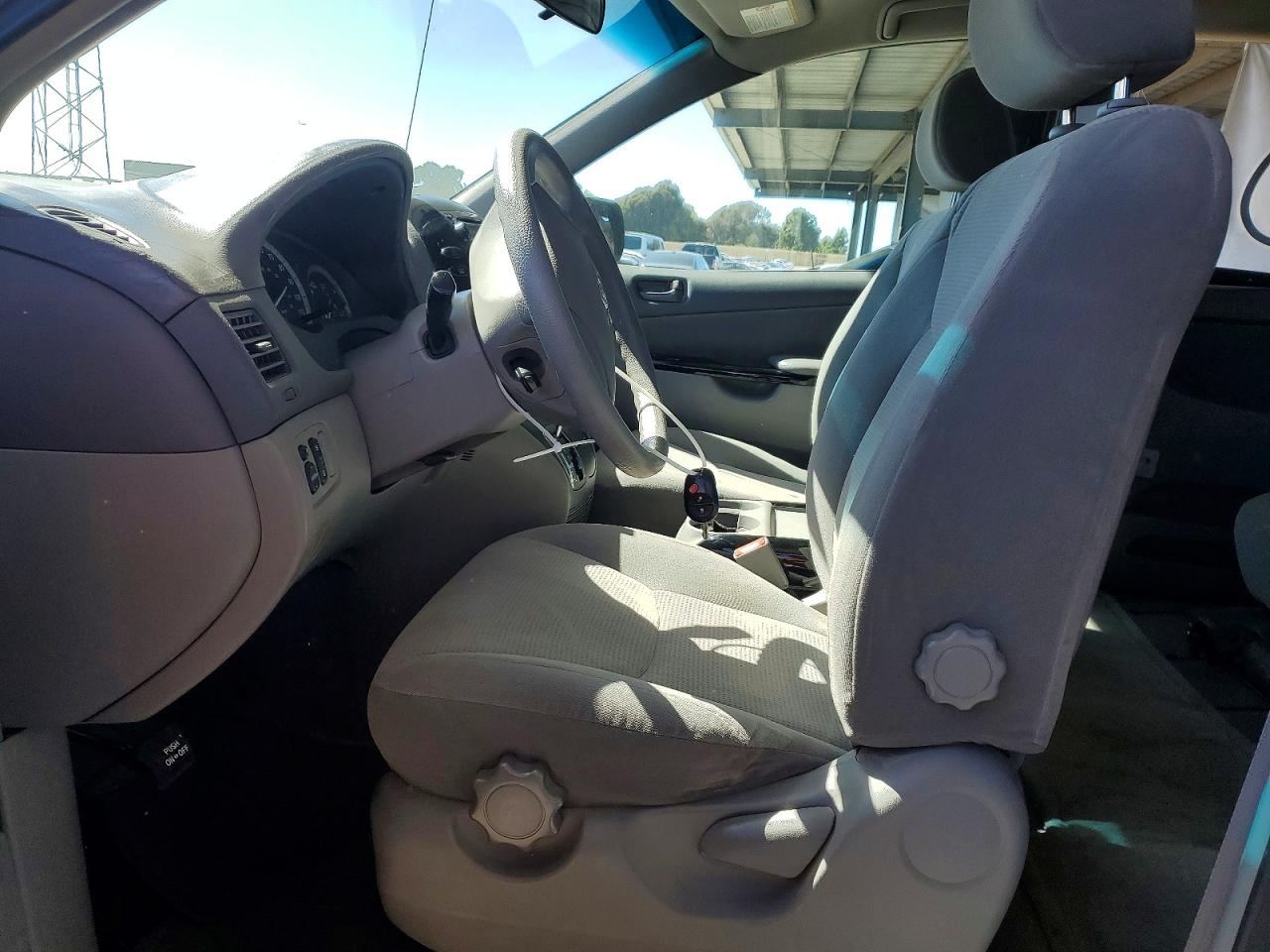 2004 Toyota Sienna Le 7 Passenger Silver vin: 5TDZA23C84S184516