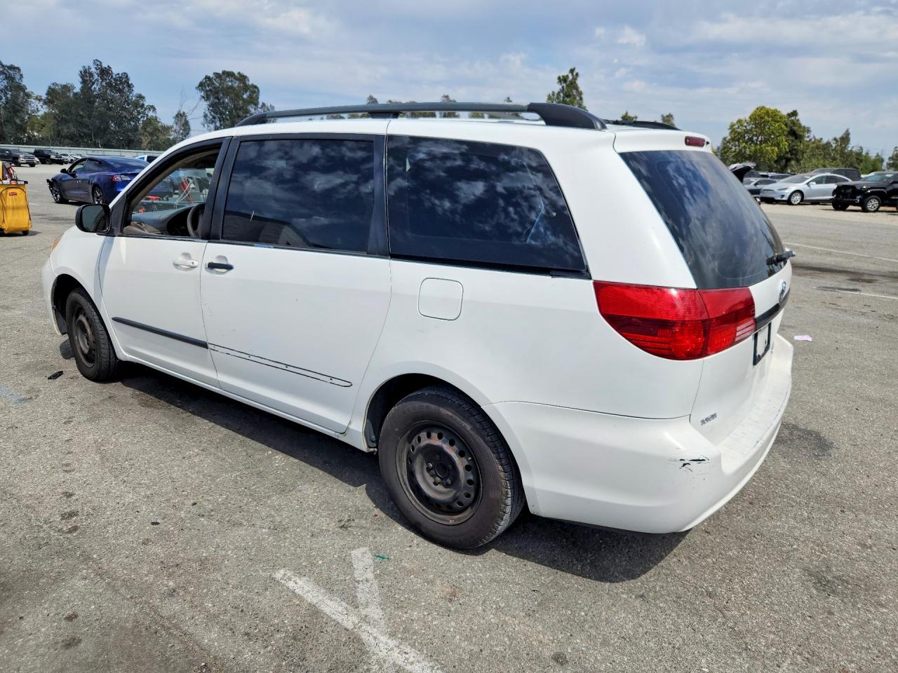 2004 Toyota Sienna Ce 8 Passenger Белый vin: 5TDZA23C84S187416