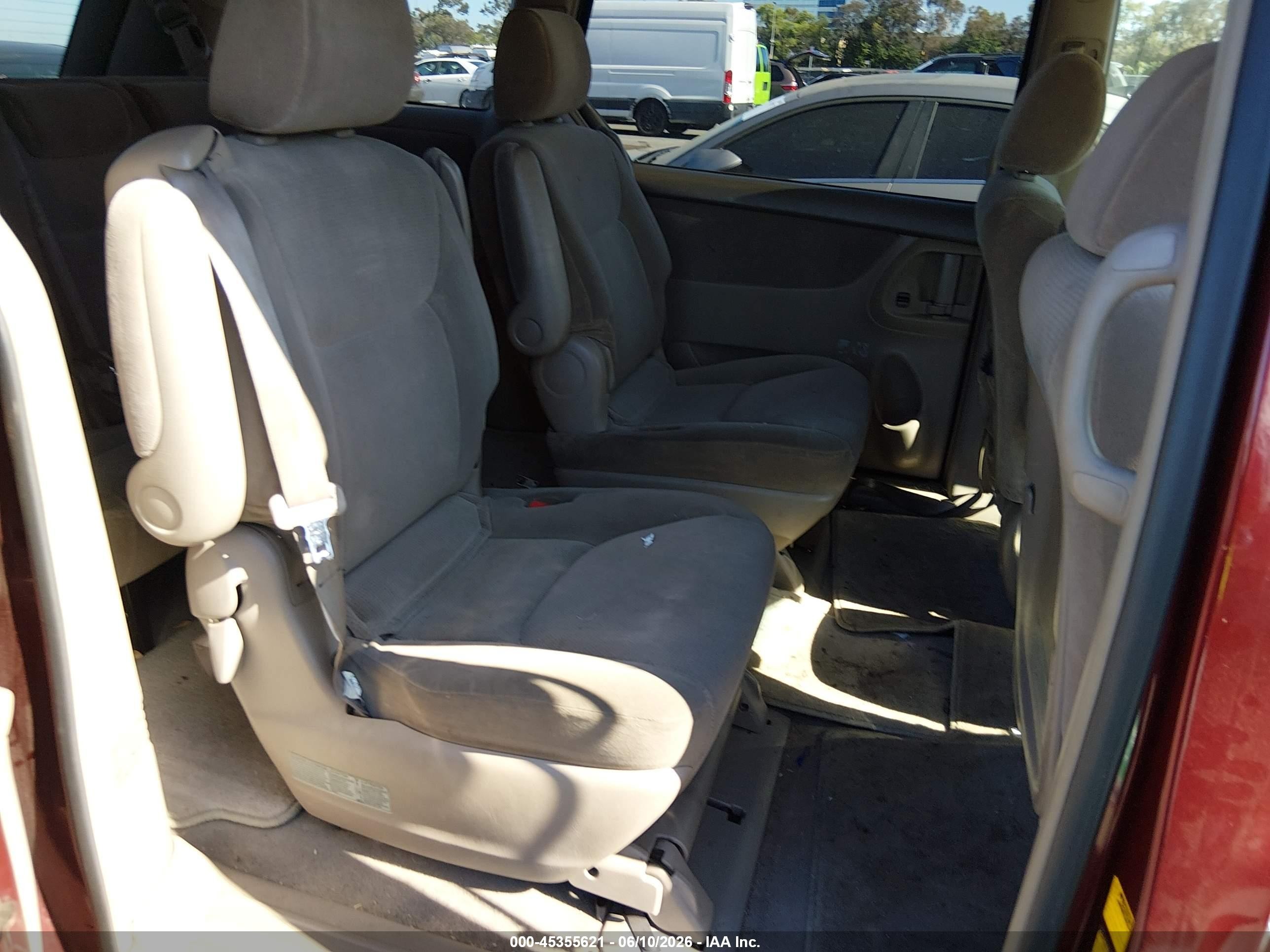 2004 Toyota Sienna Le Burgundy vin: 5TDZA23C84S197654