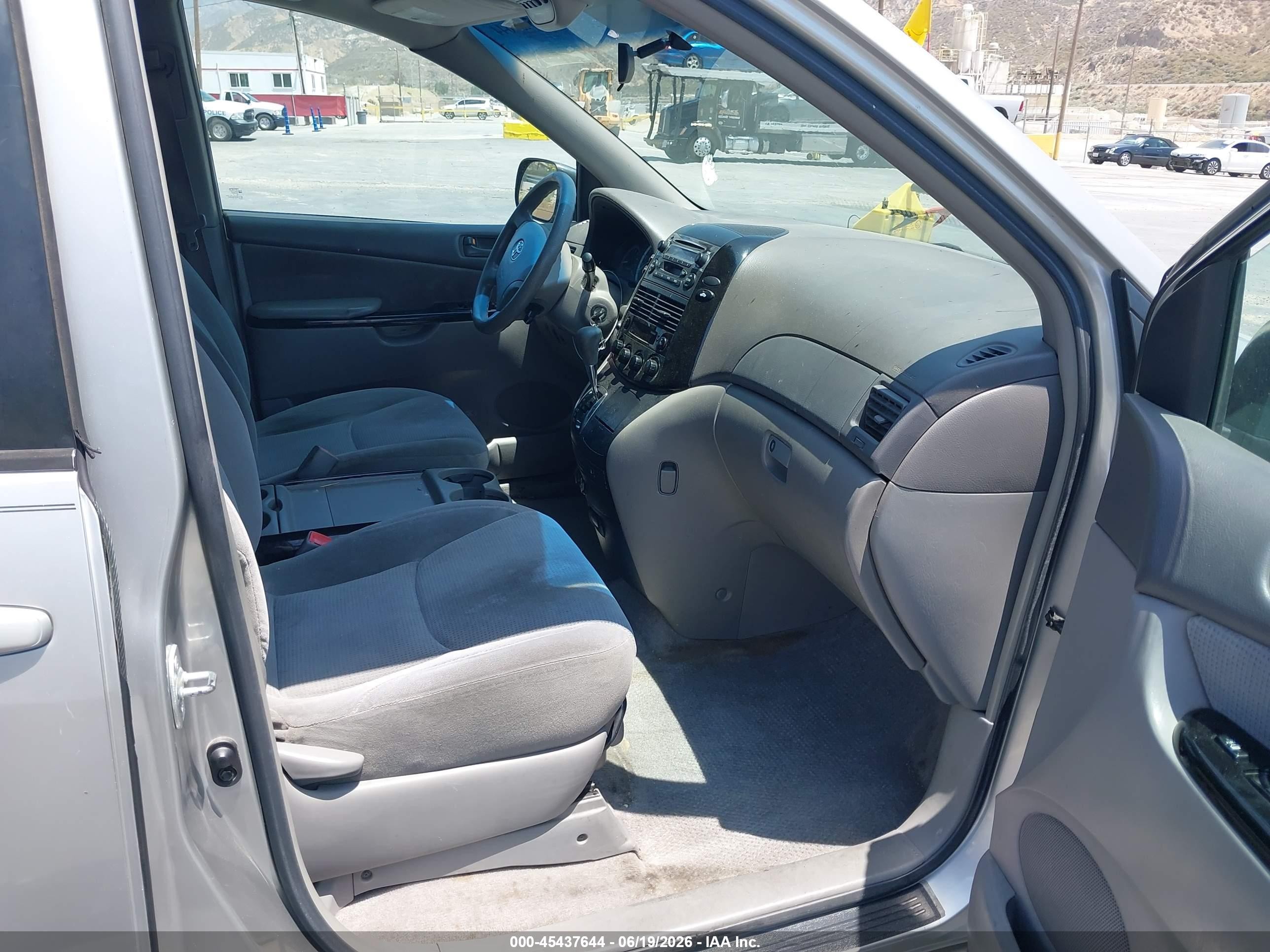 2005 Toyota Sienna Le Silver vin: 5TDZA23C85S352995