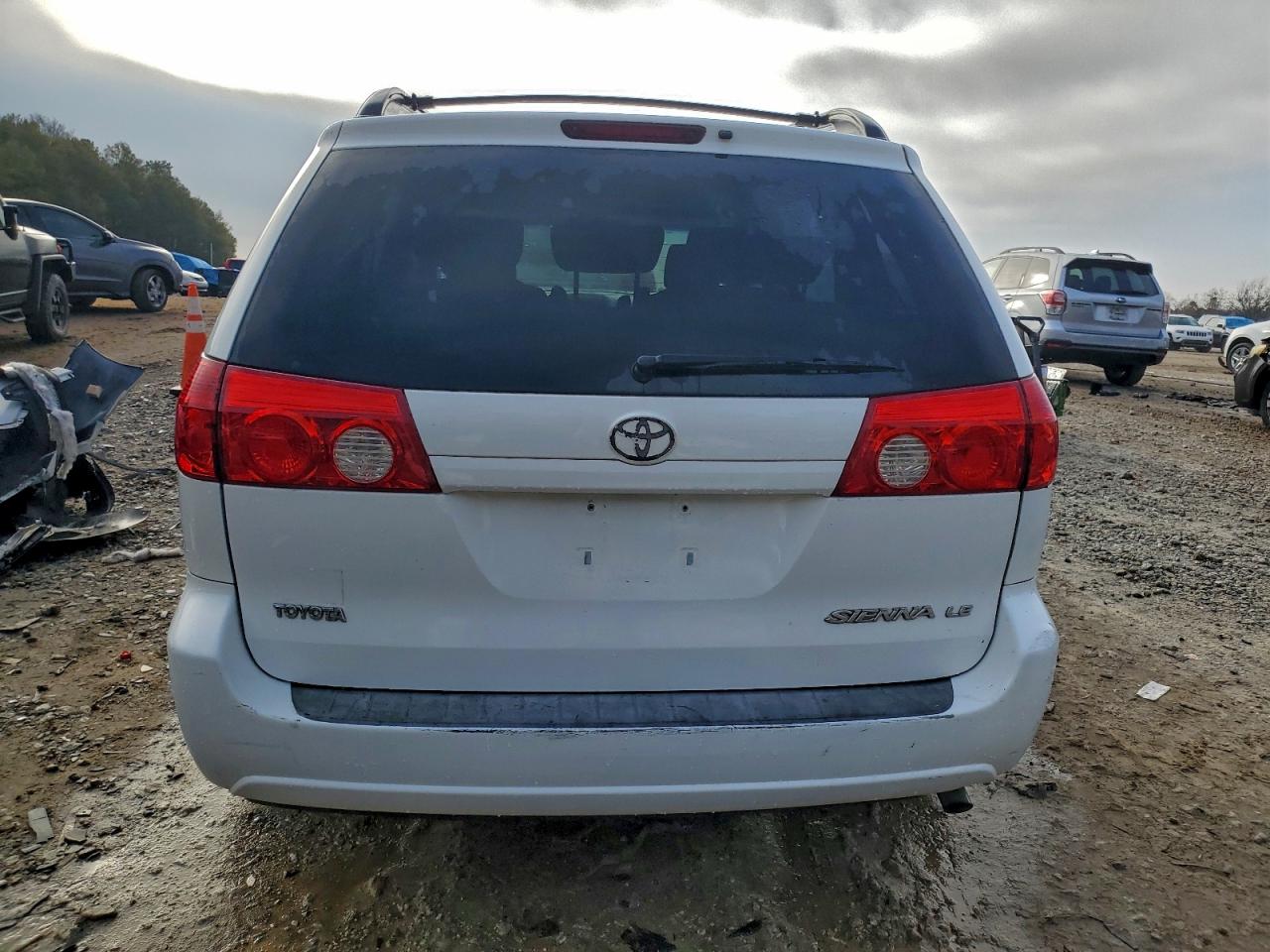 2006 Toyota Sienna Le 7 Passenger White vin: 5TDZA23C86S458672