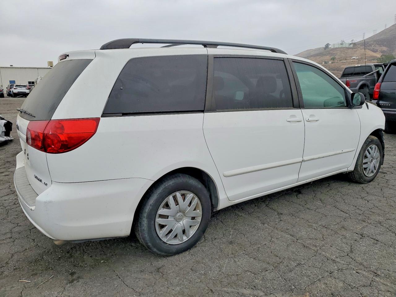 2006 Toyota Sienna Le 8 Passenger White vin: 5TDZA23C86S467730