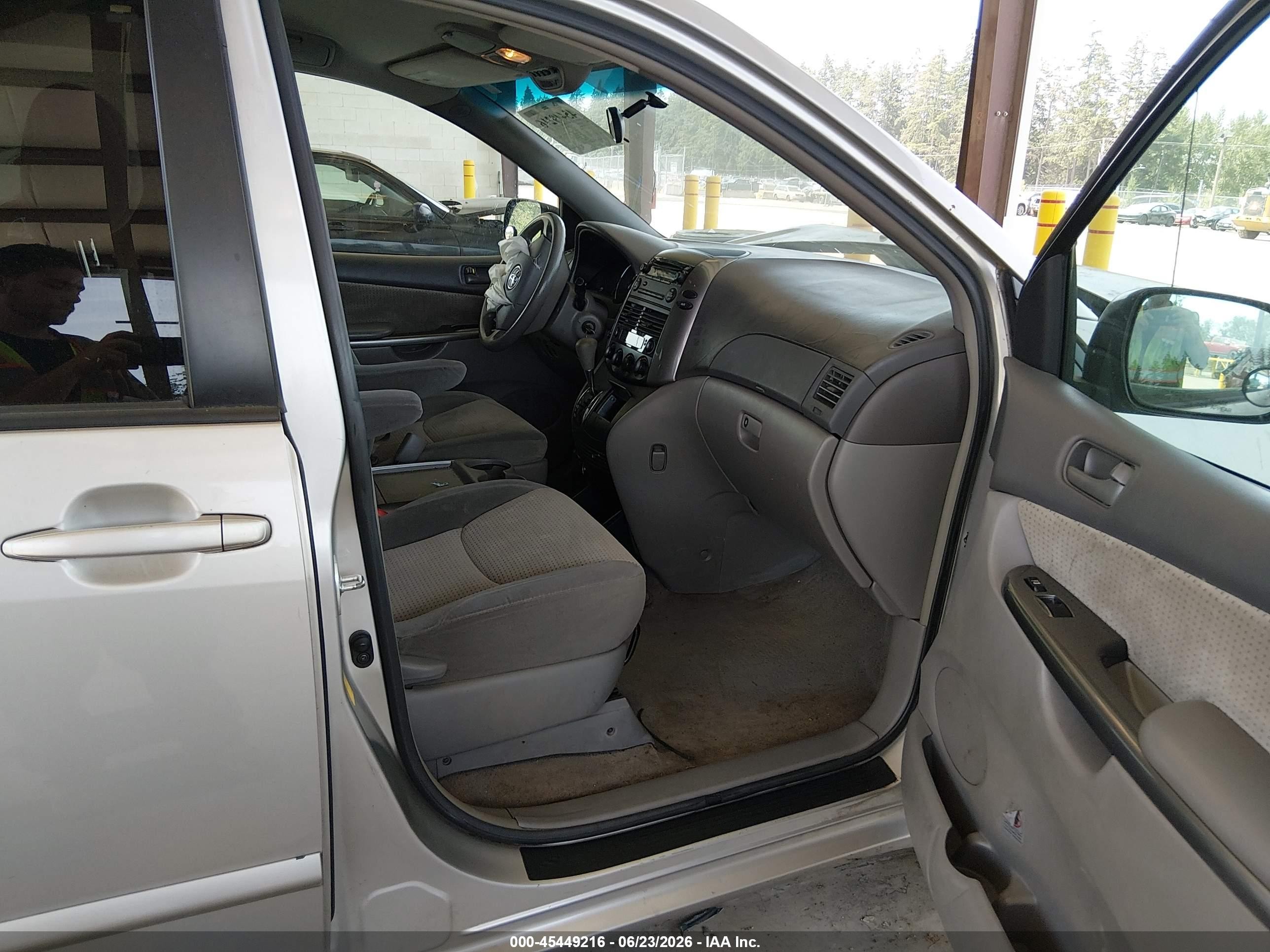 2006 Toyota Sienna Le Silver vin: 5TDZA23C86S569044