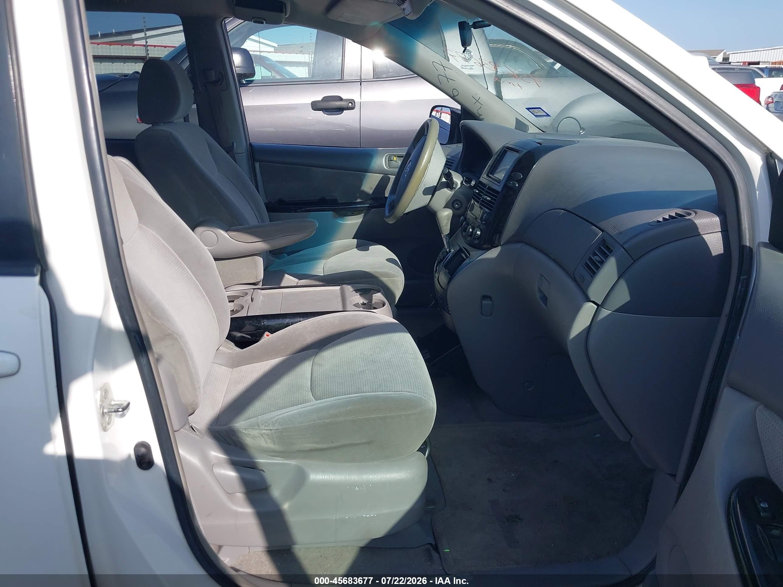2004 Toyota Sienna Le White vin: 5TDZA23C94S008171