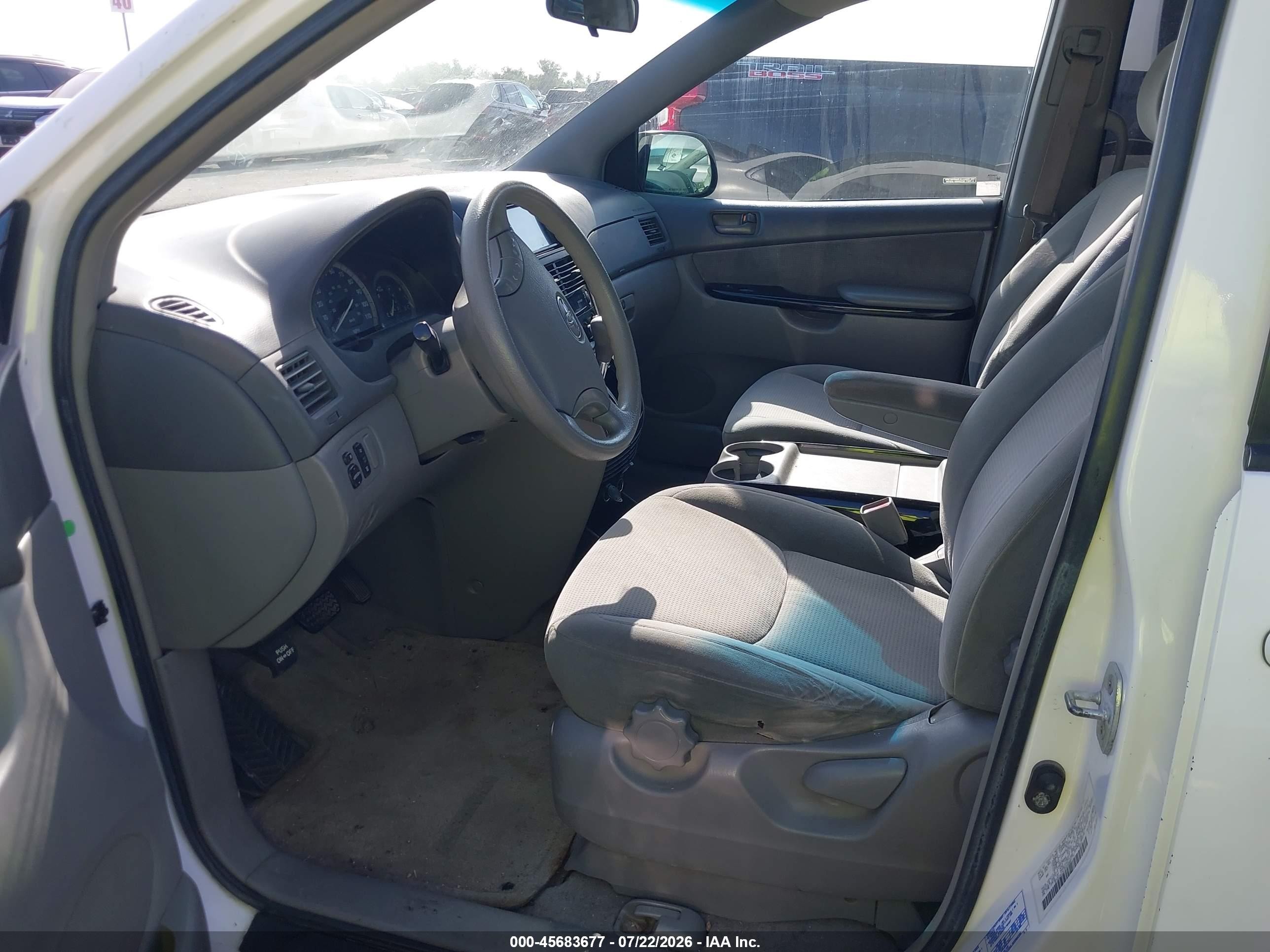 2004 Toyota Sienna Le White vin: 5TDZA23C94S008171
