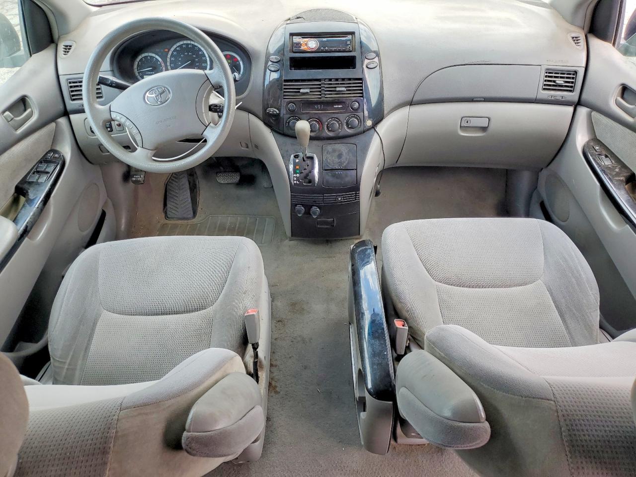 2004 Toyota Sienna Le 8 Passenger Red vin: 5TDZA23C94S079581