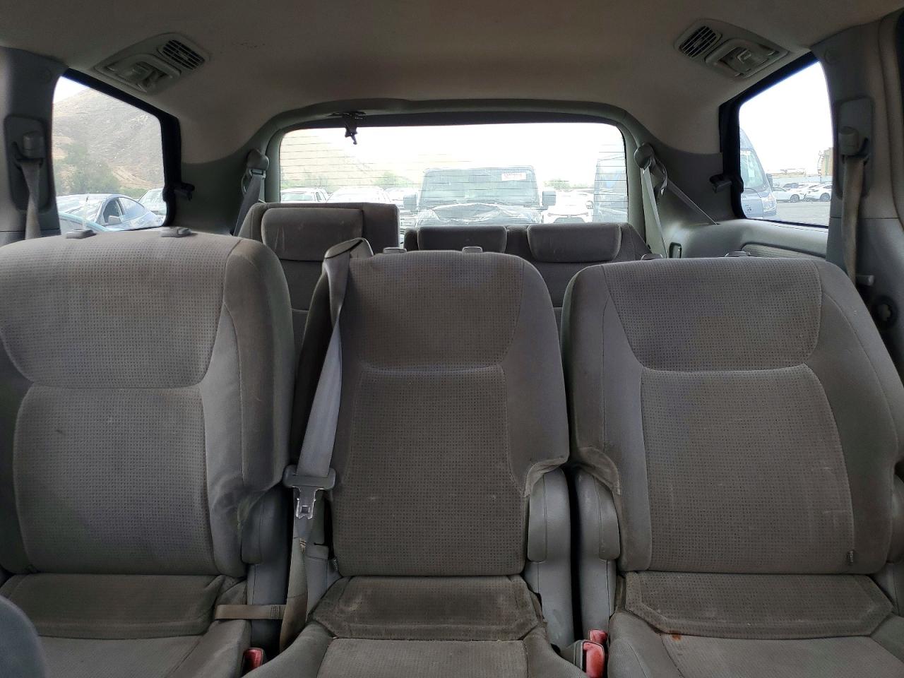 2004 Toyota Sienna Le 8 Passenger Red vin: 5TDZA23C94S079581