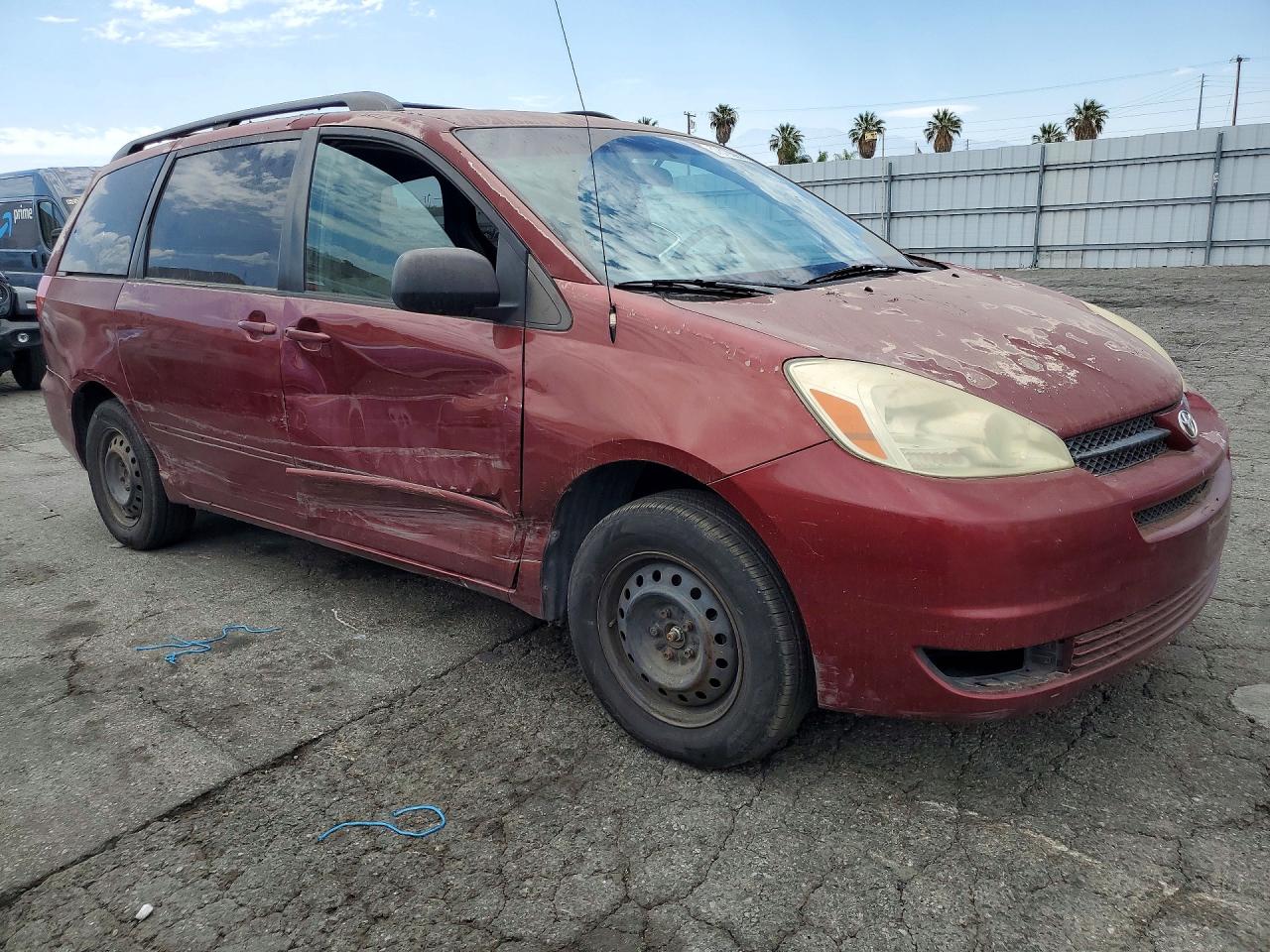 2004 Toyota Sienna Le 8 Passenger Red vin: 5TDZA23C94S079581