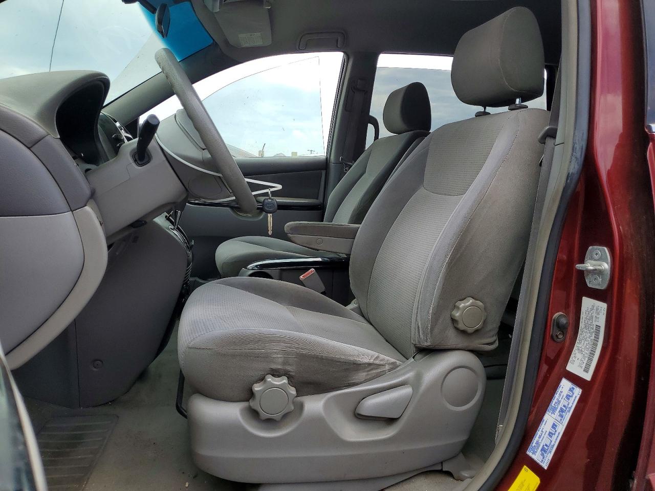 2004 Toyota Sienna Le 8 Passenger Red vin: 5TDZA23C94S079581