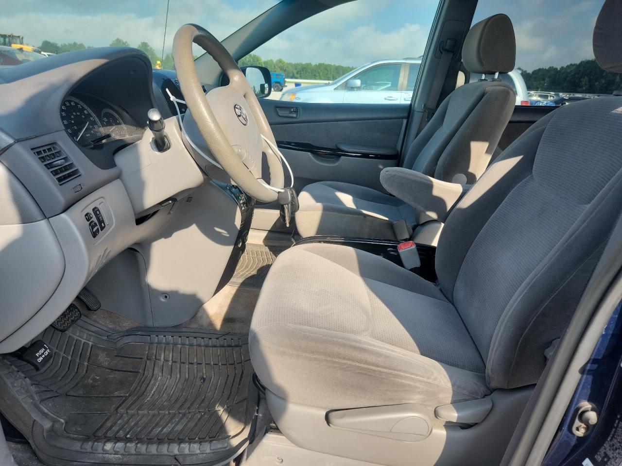 2005 Toyota Sienna Le 7 Passenger Blue vin: 5TDZA23C95S254493