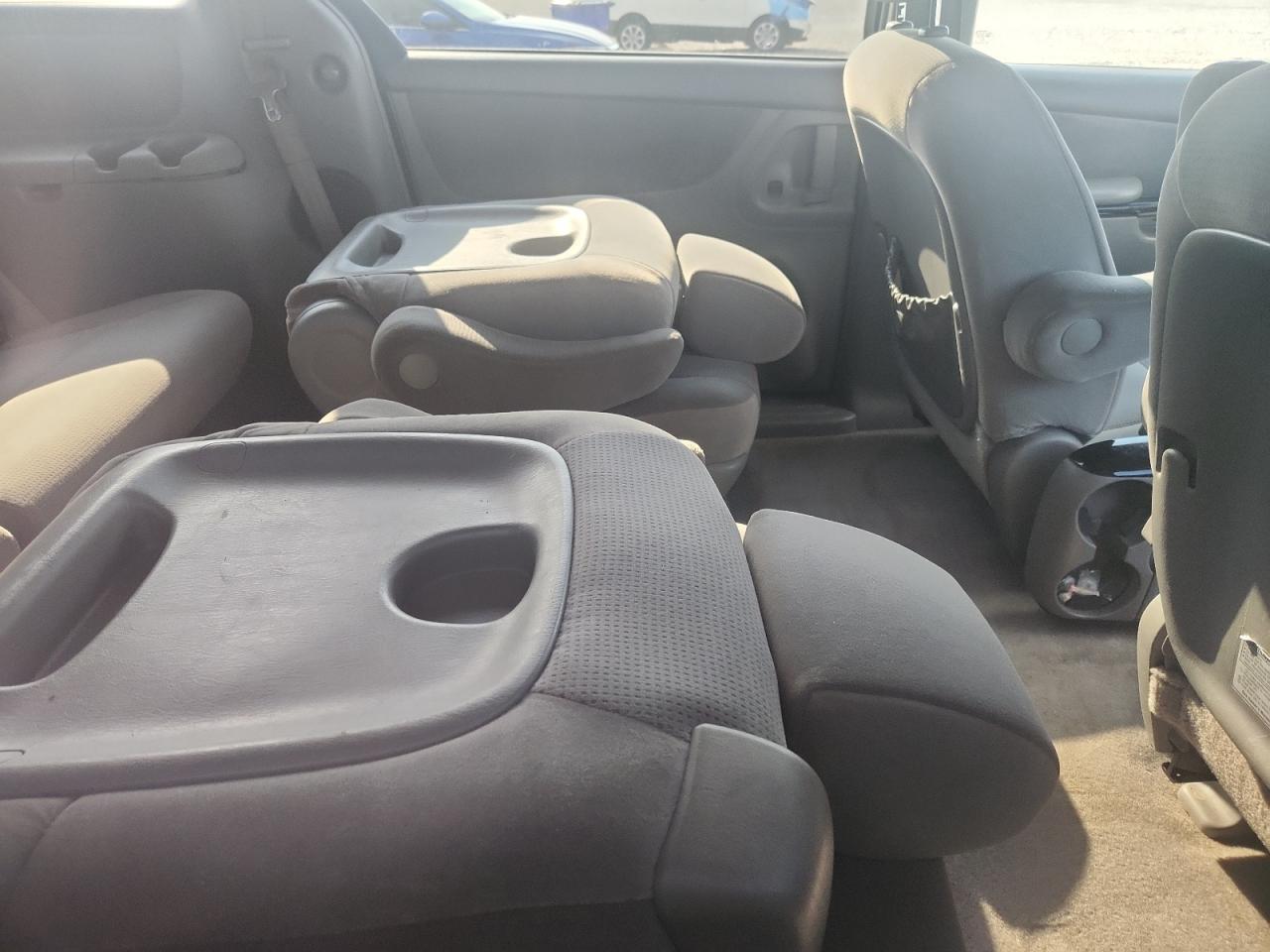 2005 Toyota Sienna Le 7 Passenger Blue vin: 5TDZA23C95S254493