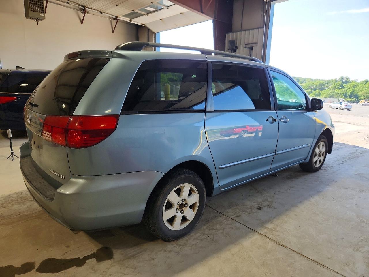 2005 Toyota Sienna Le 7 Passenger Blue vin: 5TDZA23C95S278986