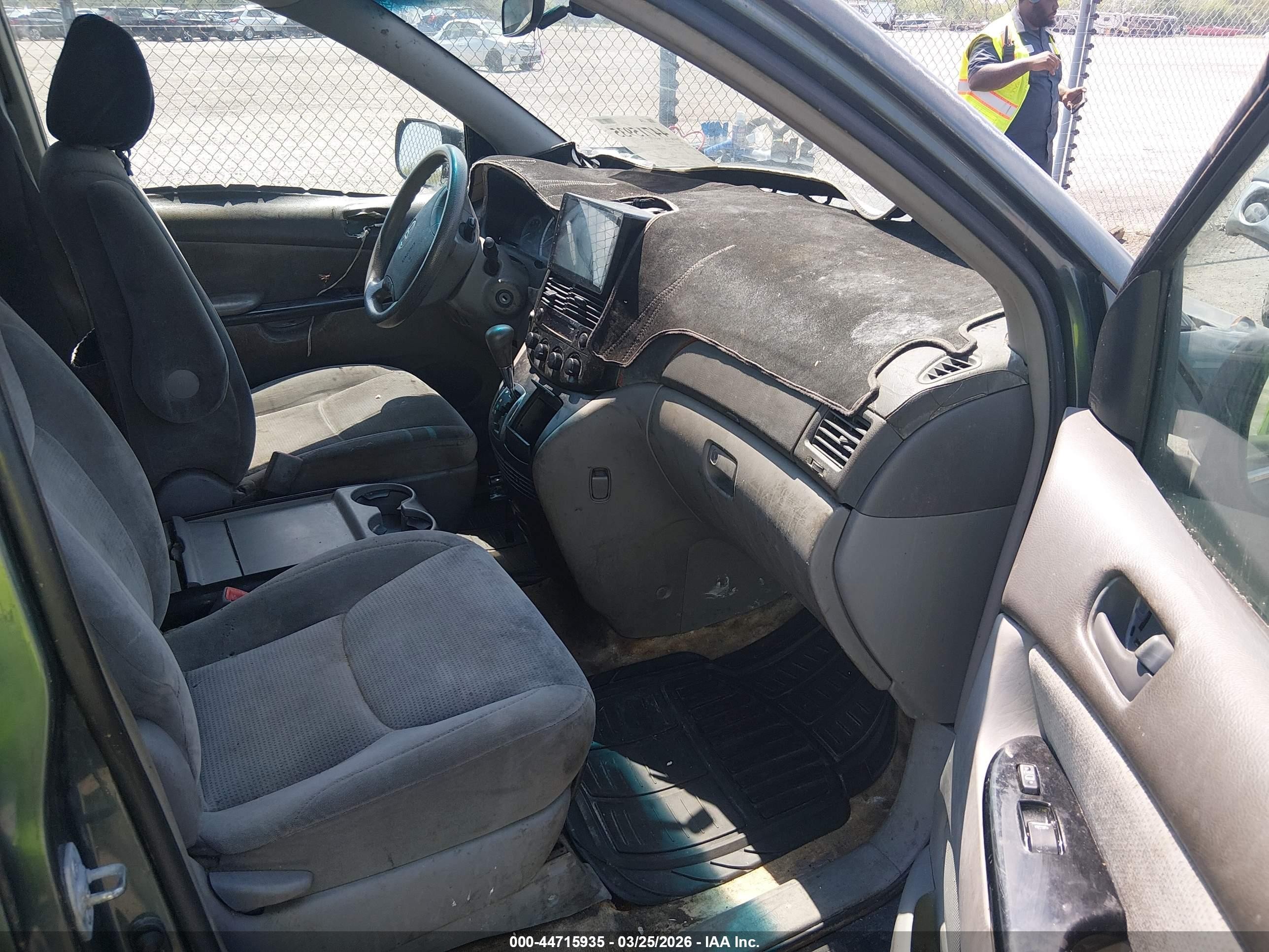 2005 Toyota Sienna Le Green vin: 5TDZA23C95S287221