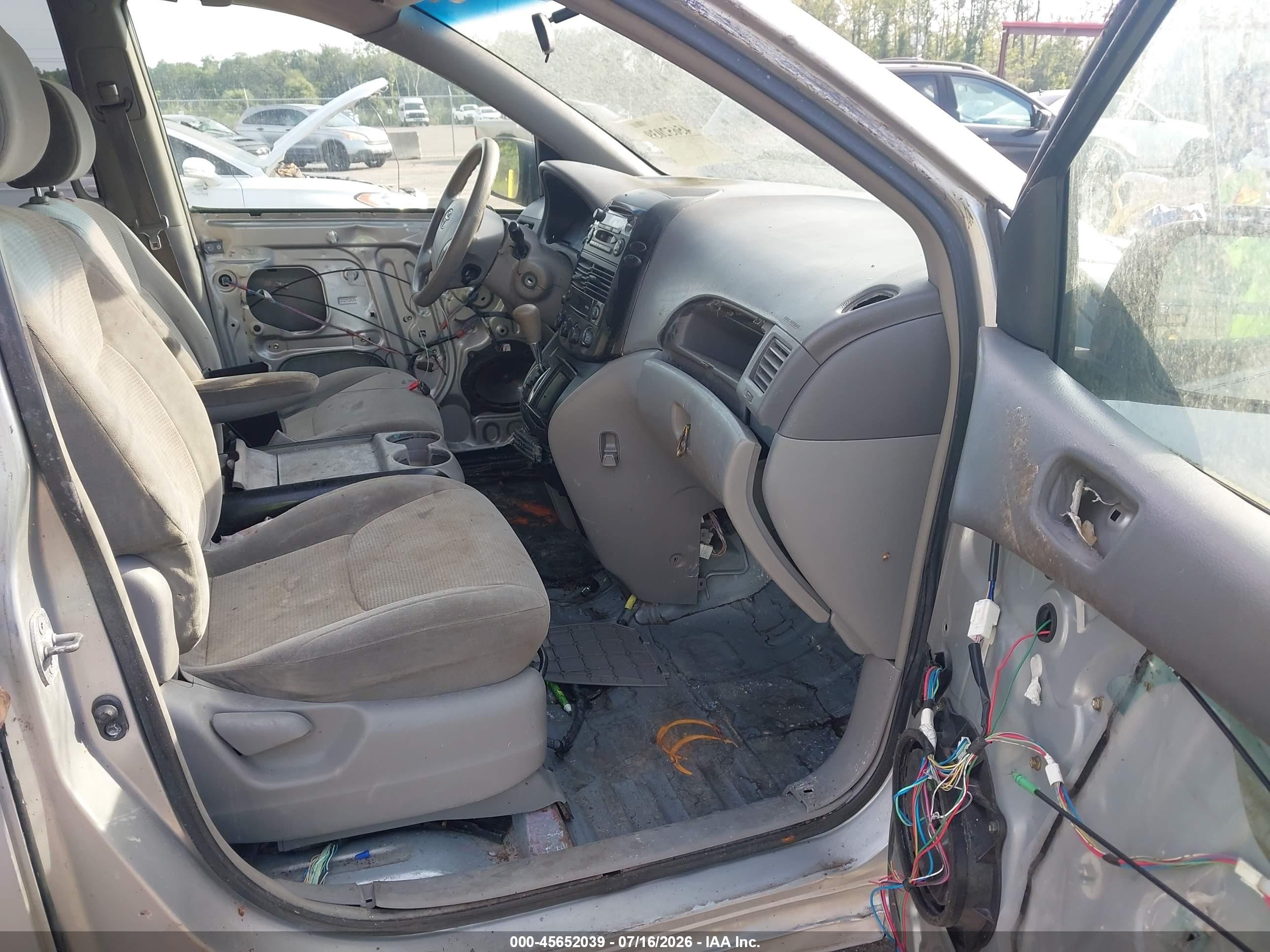 2004 Toyota Sienna Le Silver vin: 5TDZA23CX4S021012