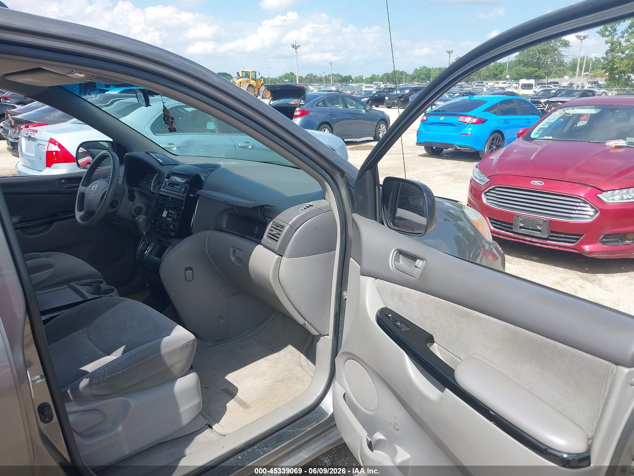 2004 Toyota Sienna Le Бежевый vin: 5TDZA23CX4S042040