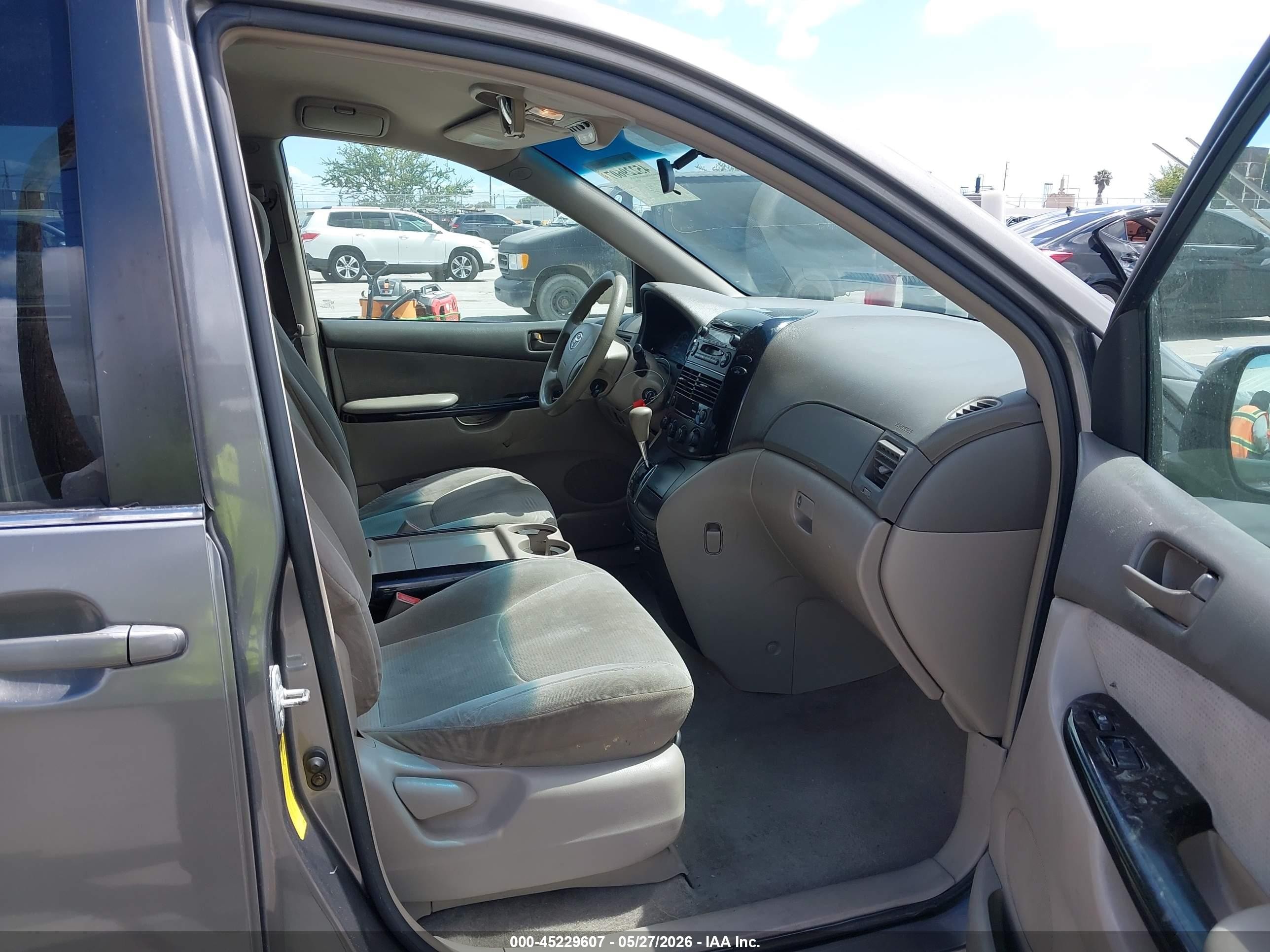 2004 Toyota Sienna Le Gray vin: 5TDZA23CX4S047593