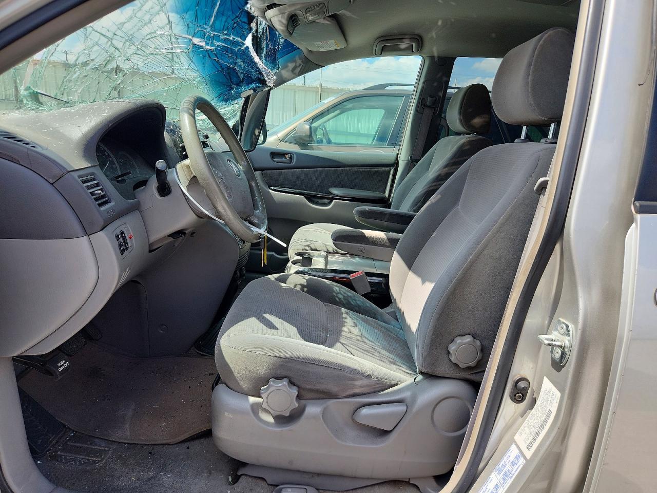 2004 Toyota Sienna Le 7 Passenger Silver vin: 5TDZA23CX4S063969