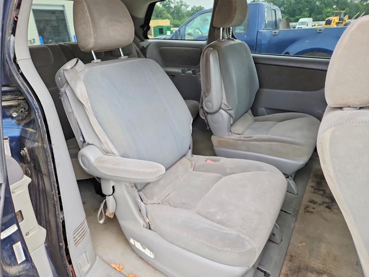2004 Toyota Sienna Le 7 Passenger Blue vin: 5TDZA23CX4S146253