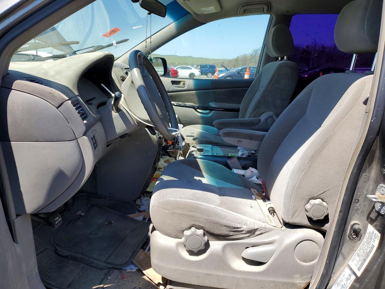 2004 Toyota Sienna Le 7 Passenger Gray vin: 5TDZA23CX4S149847