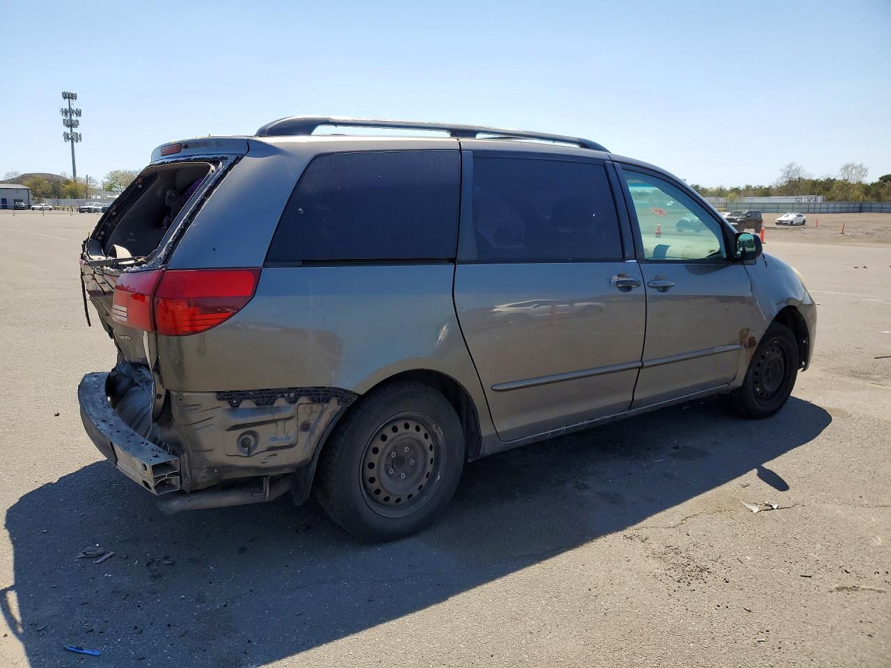 2004 Toyota Sienna Le 7 Passenger Gray vin: 5TDZA23CX4S149847