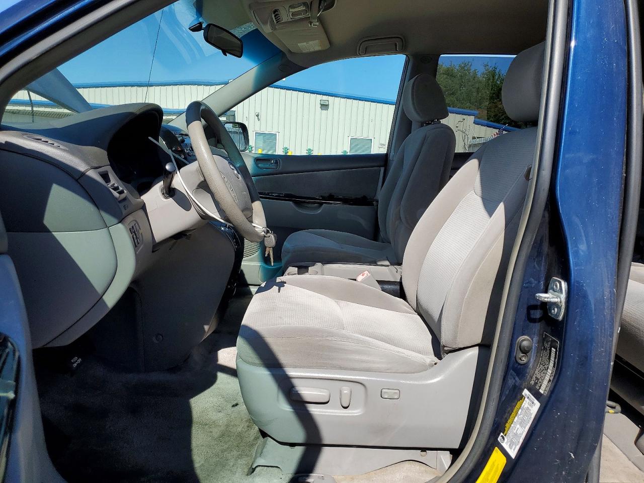 2005 Toyota Sienna Le 7 Passenger Blue vin: 5TDZA23CX5S223687